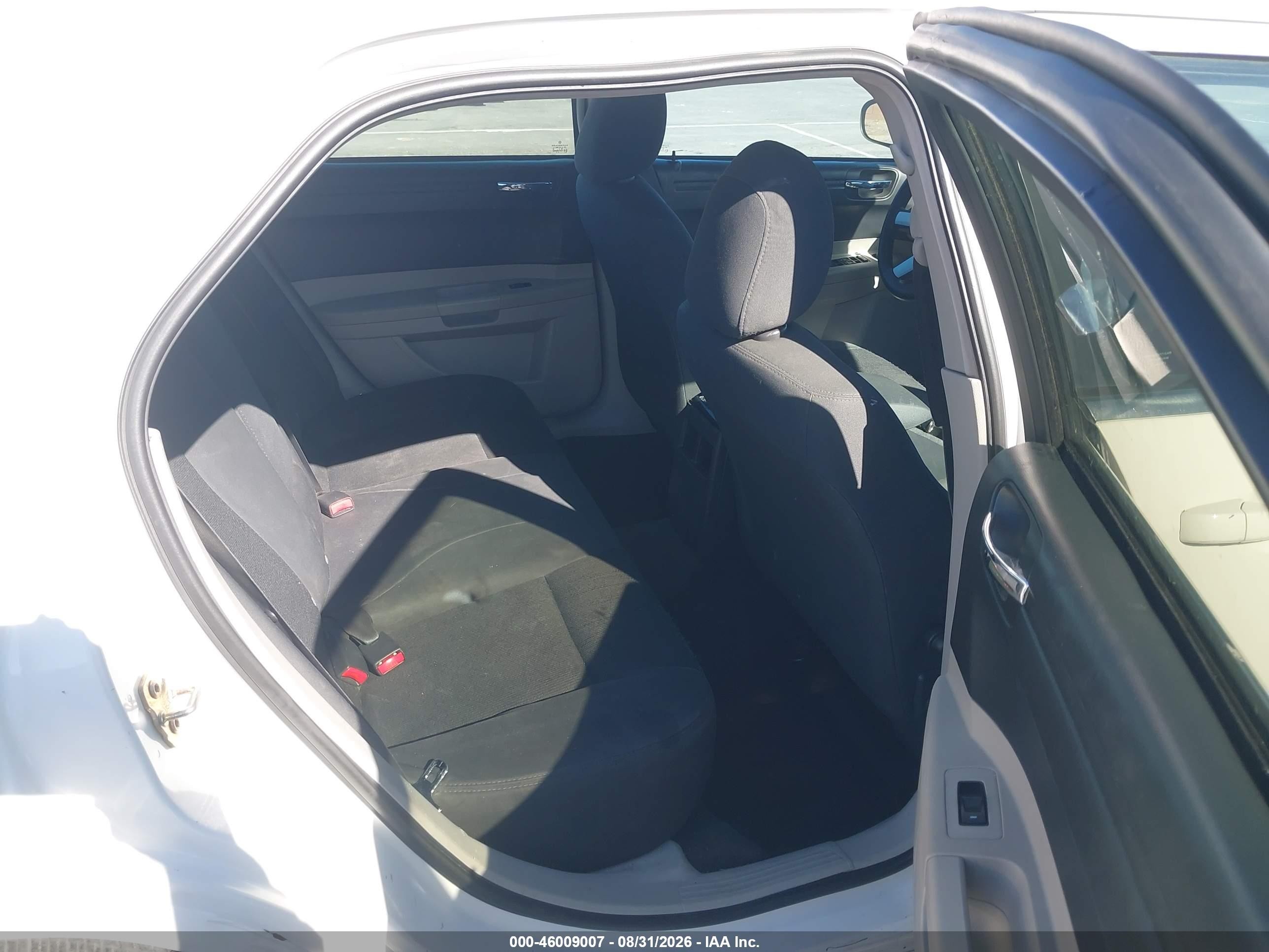 2006 Chrysler 300   White vin: 2C3KA43R06H376181