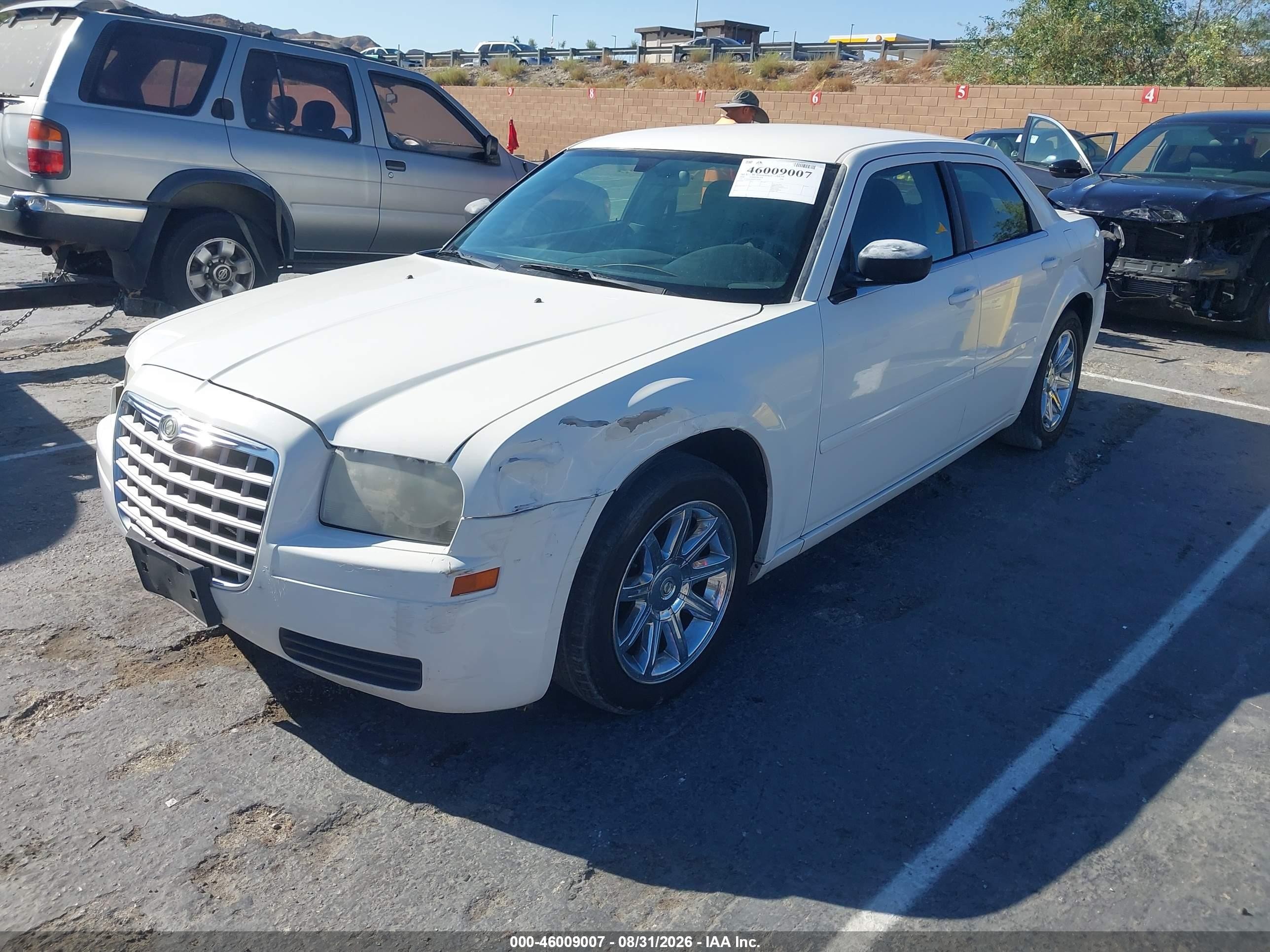 2006 Chrysler 300   White vin: 2C3KA43R06H376181