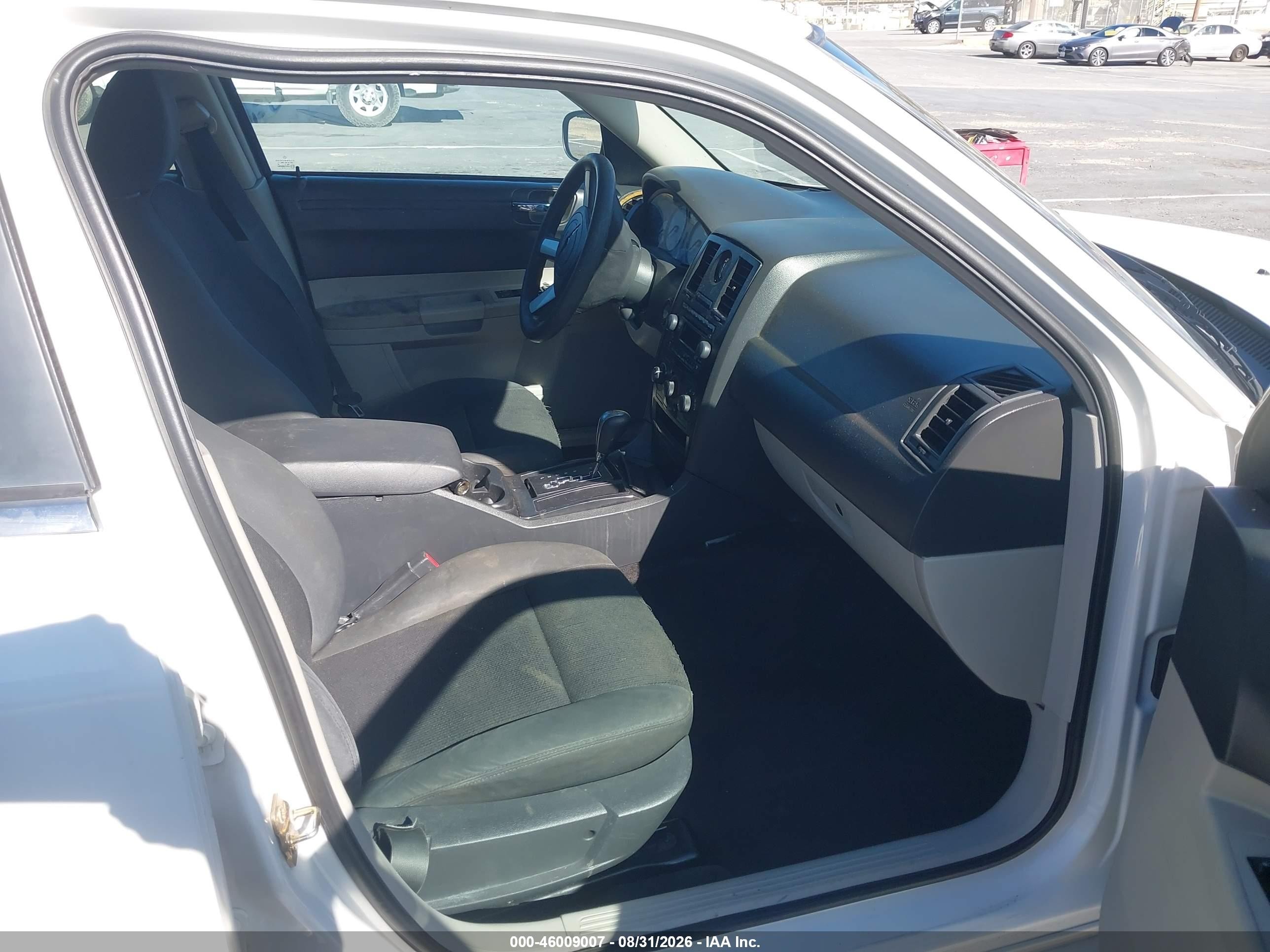 2006 Chrysler 300   White vin: 2C3KA43R06H376181