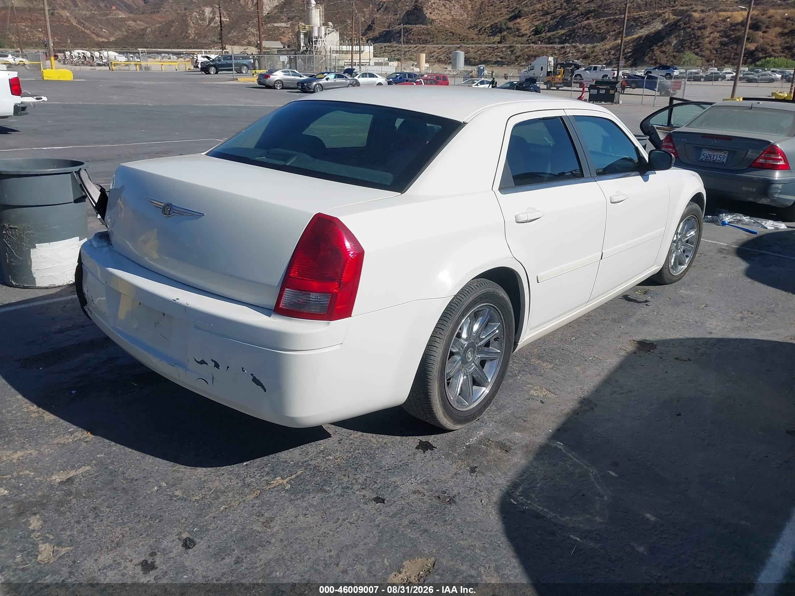 2006 Chrysler 300   White vin: 2C3KA43R06H376181