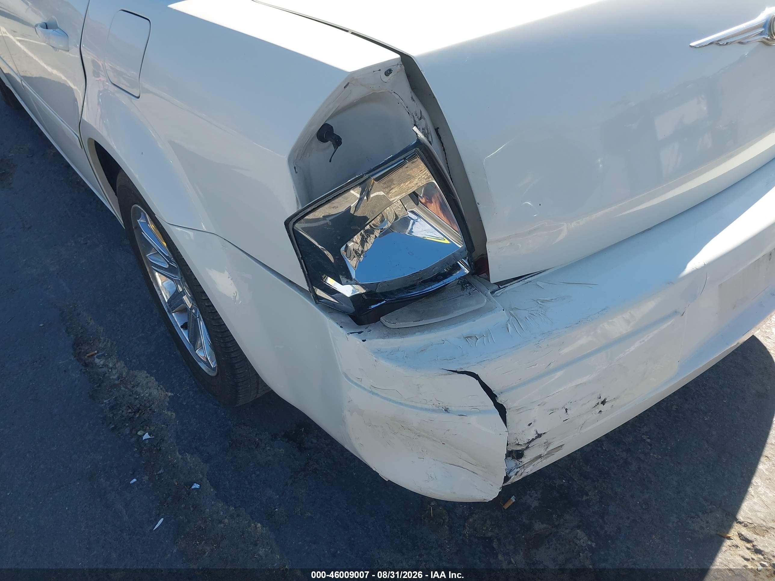 2006 Chrysler 300   White vin: 2C3KA43R06H376181