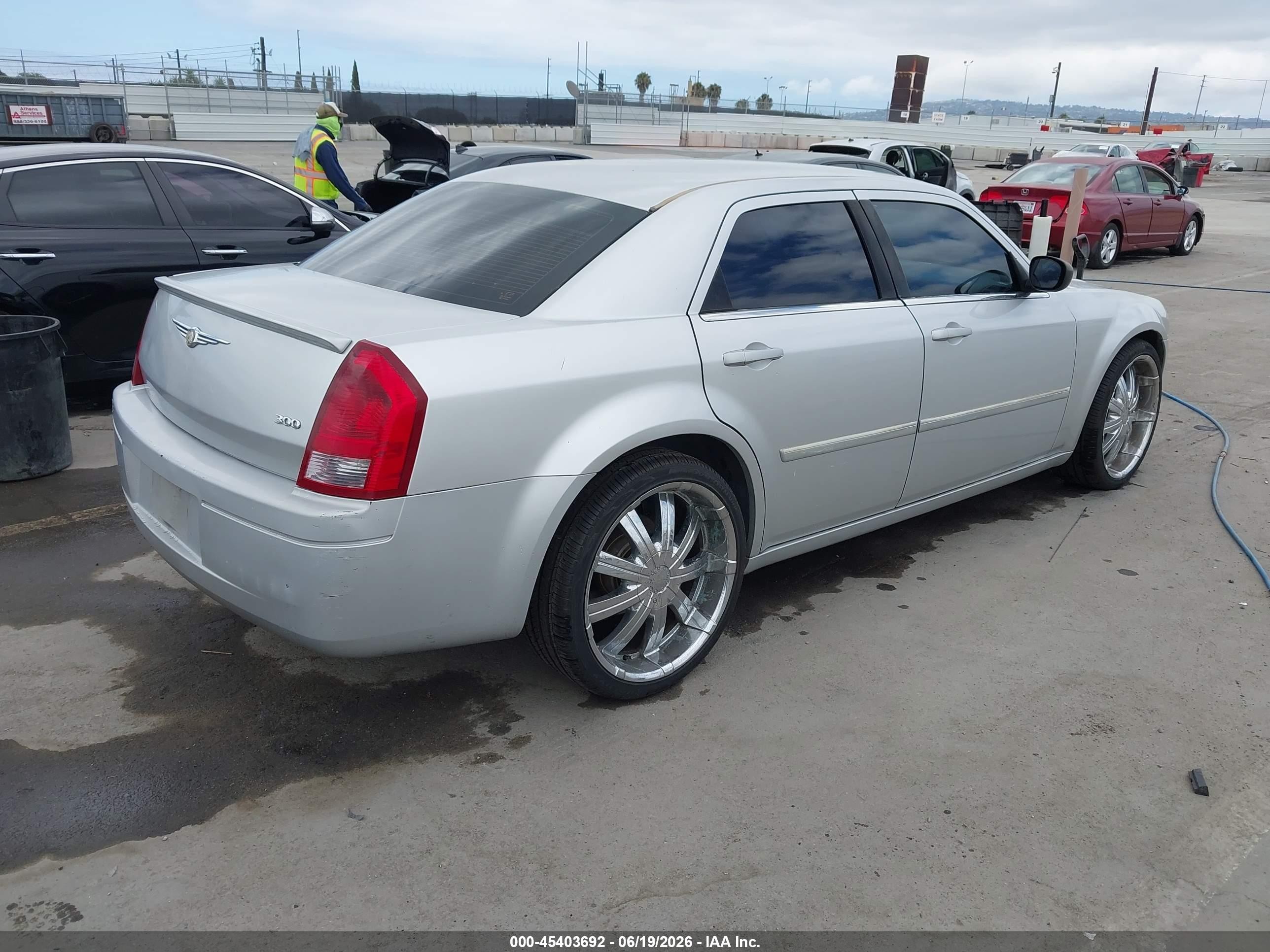 2007 Chrysler 300   Серебряный vin: 2C3KA43R07H795472