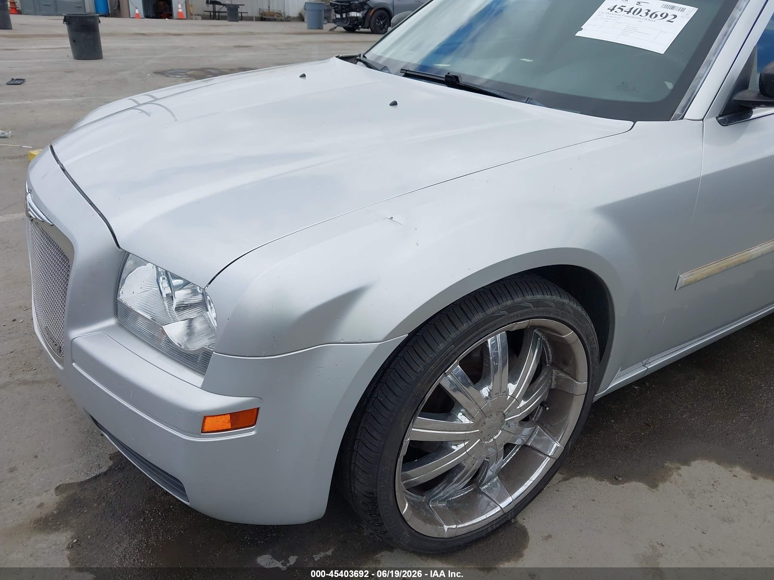 2007 Chrysler 300   Серебряный vin: 2C3KA43R07H795472