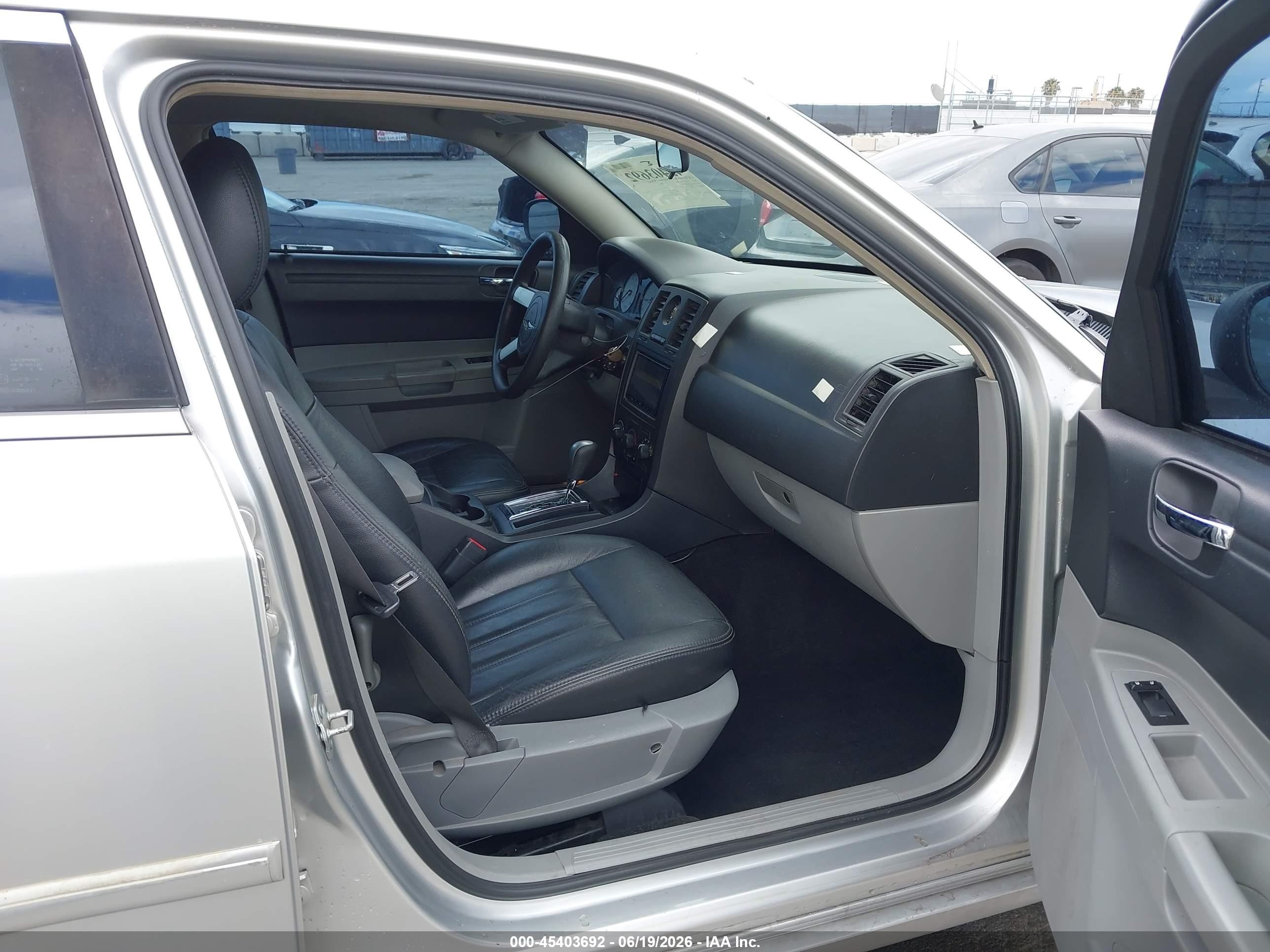 2007 Chrysler 300   Серебряный vin: 2C3KA43R07H795472