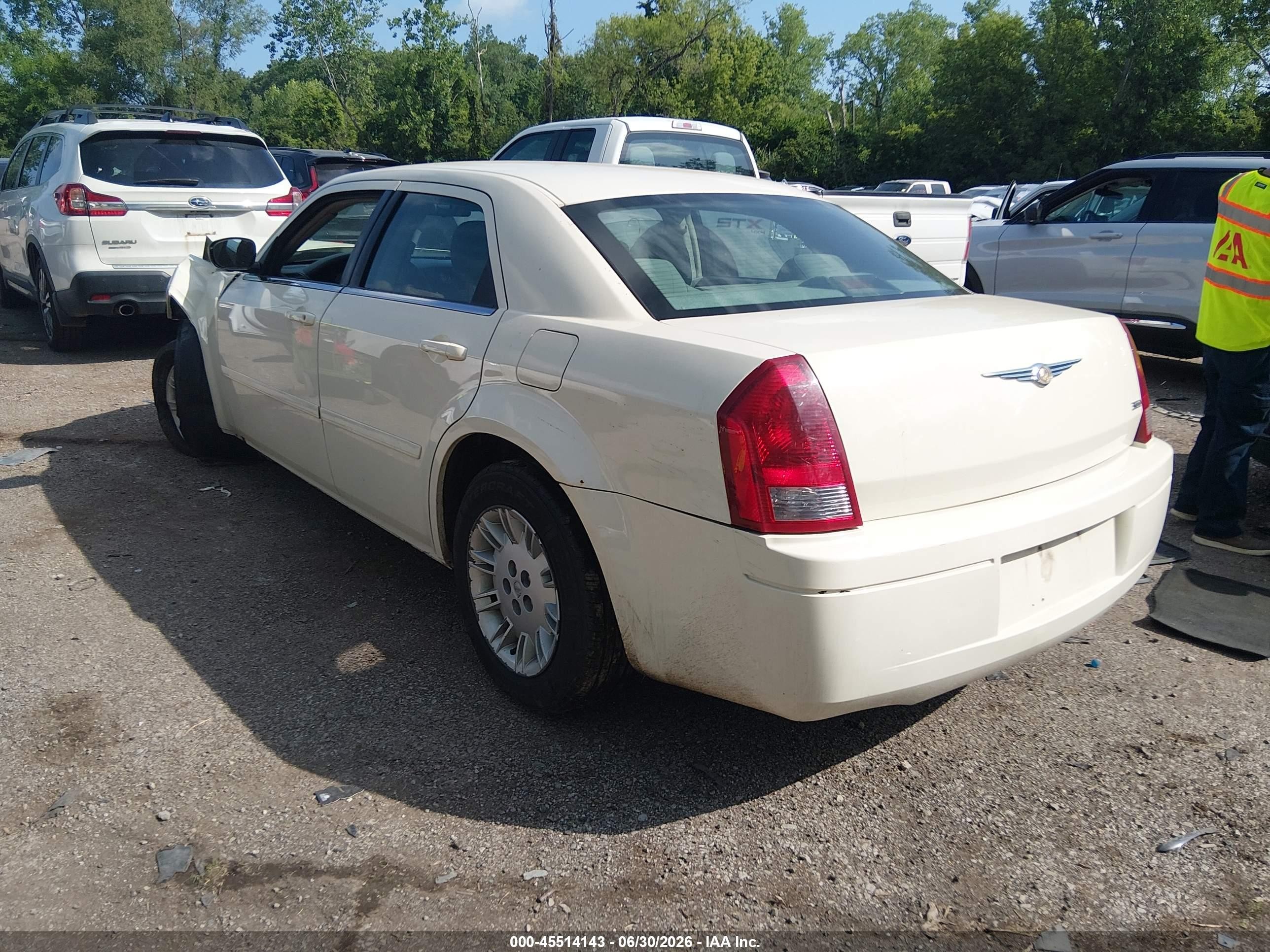 2006 Chrysler 300   White vin: 2C3KA43R76H226620