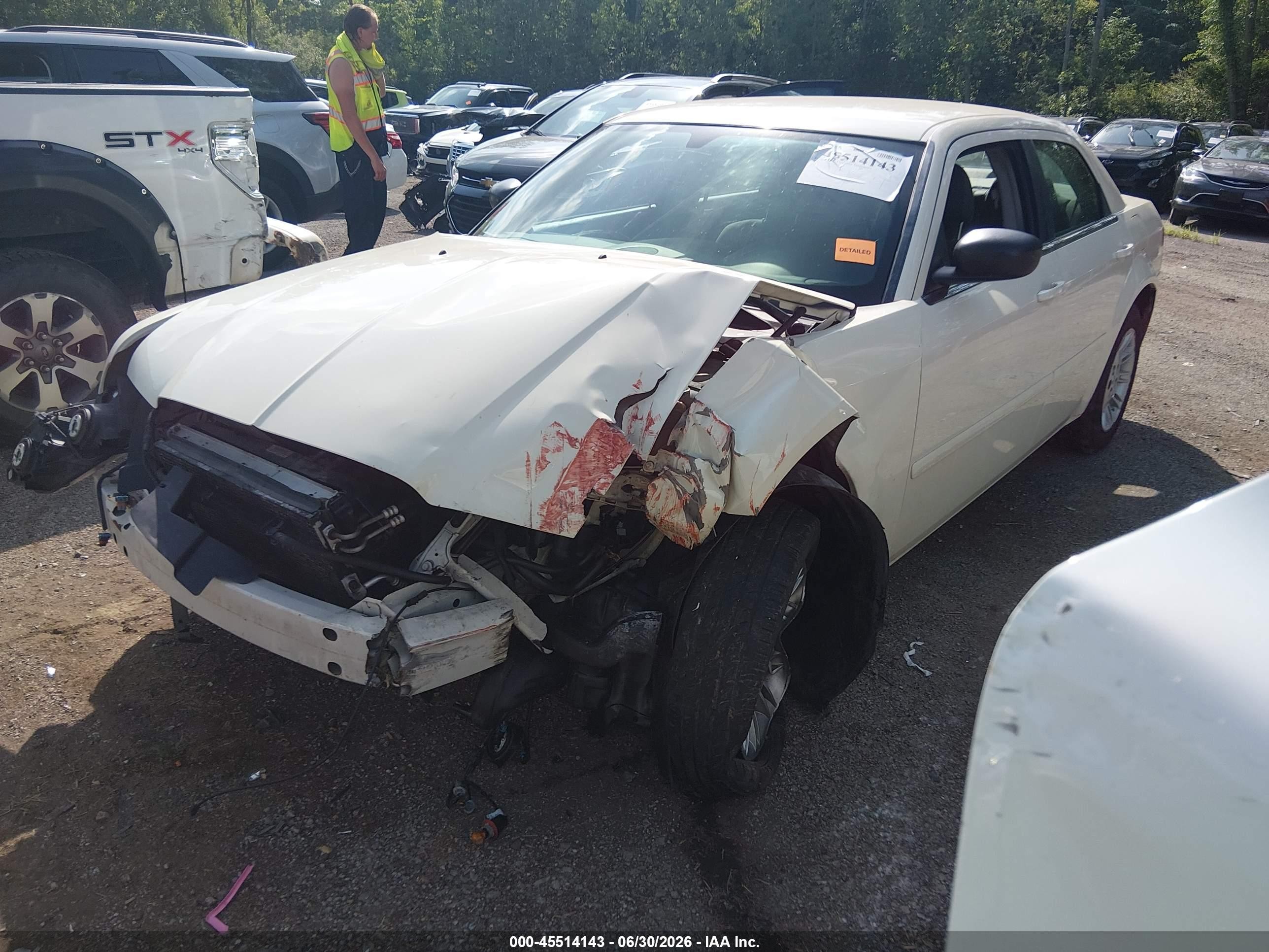 2006 Chrysler 300   White vin: 2C3KA43R76H226620