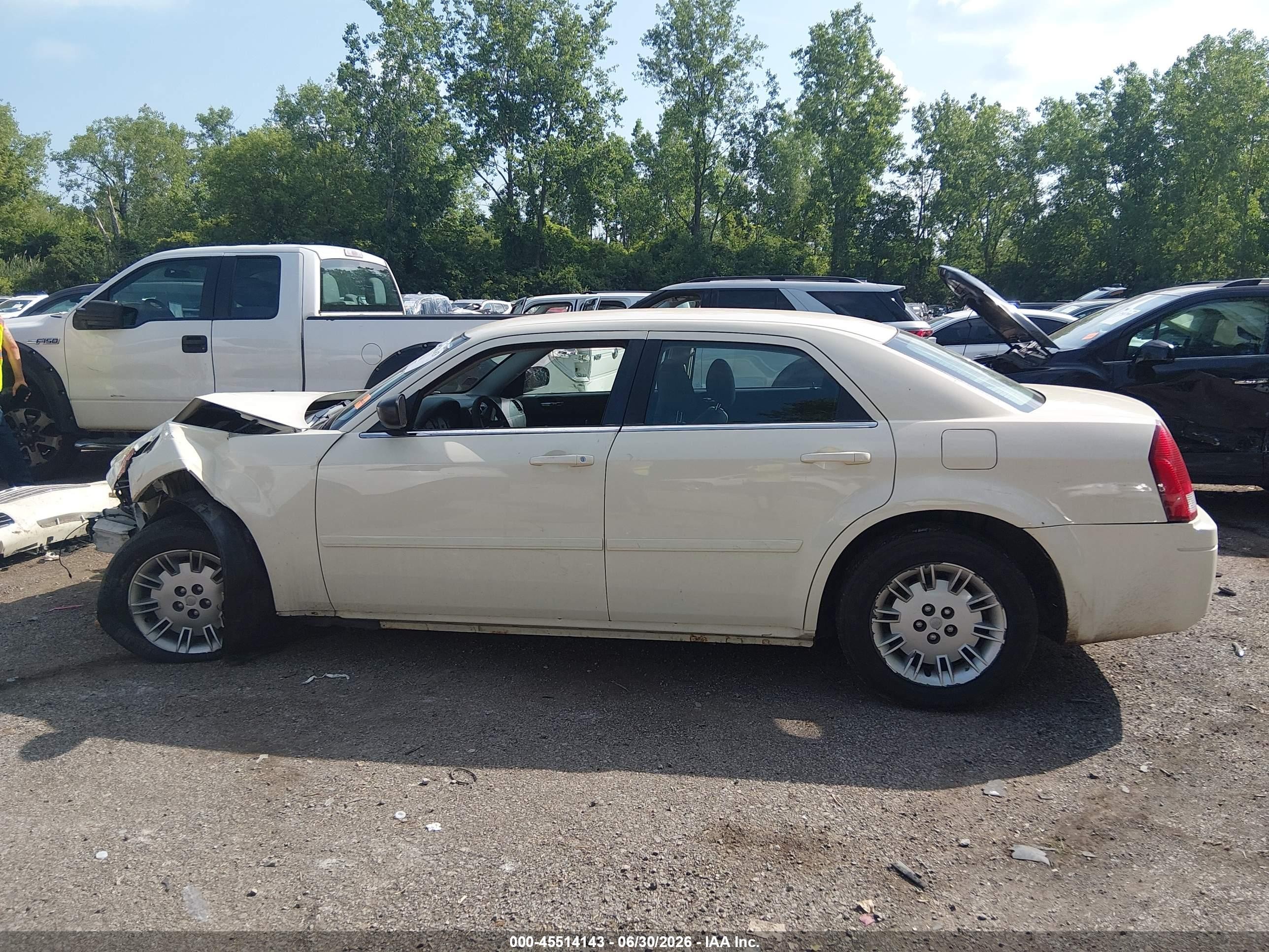 2006 Chrysler 300   White vin: 2C3KA43R76H226620
