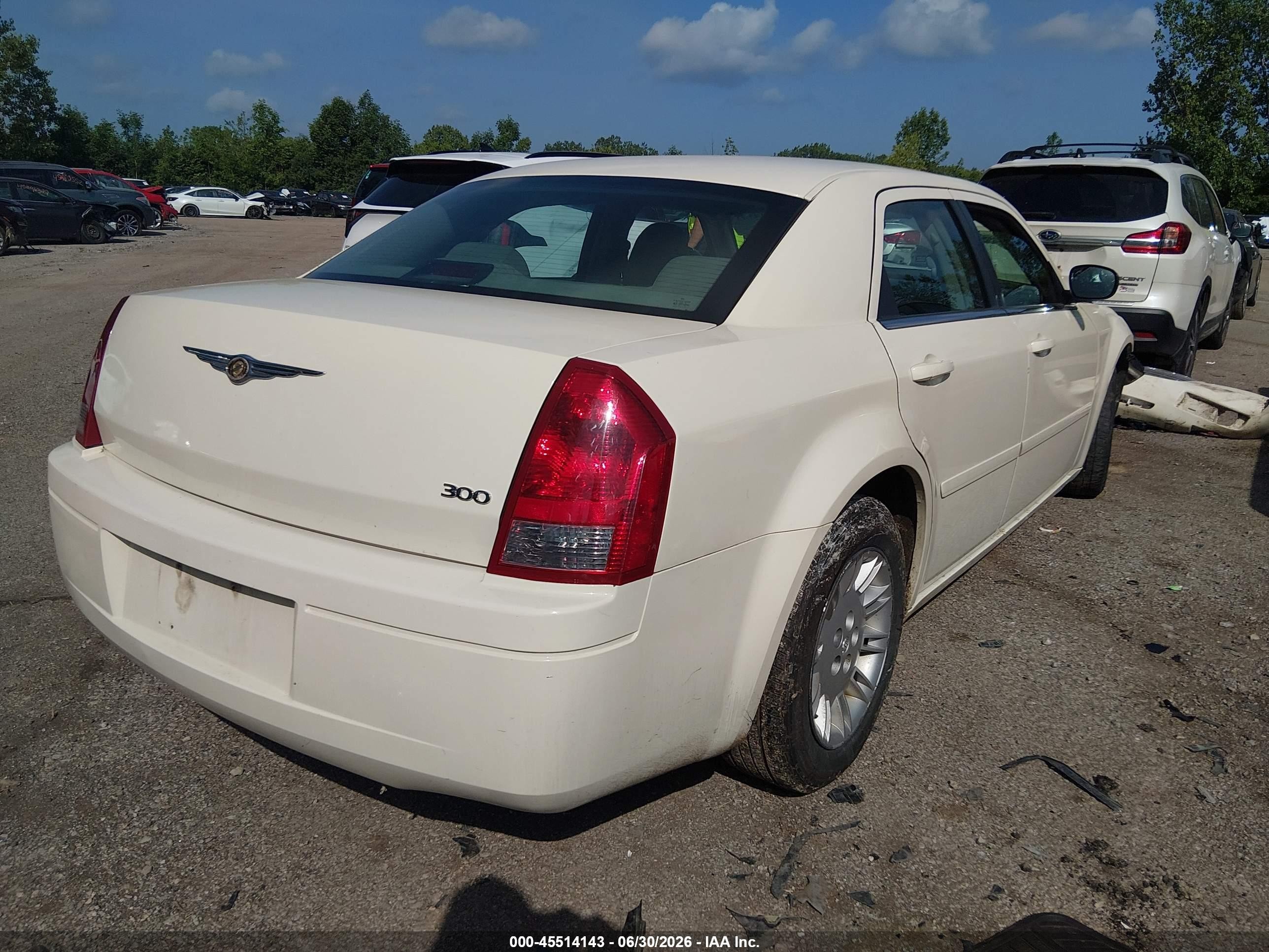 2006 Chrysler 300   White vin: 2C3KA43R76H226620