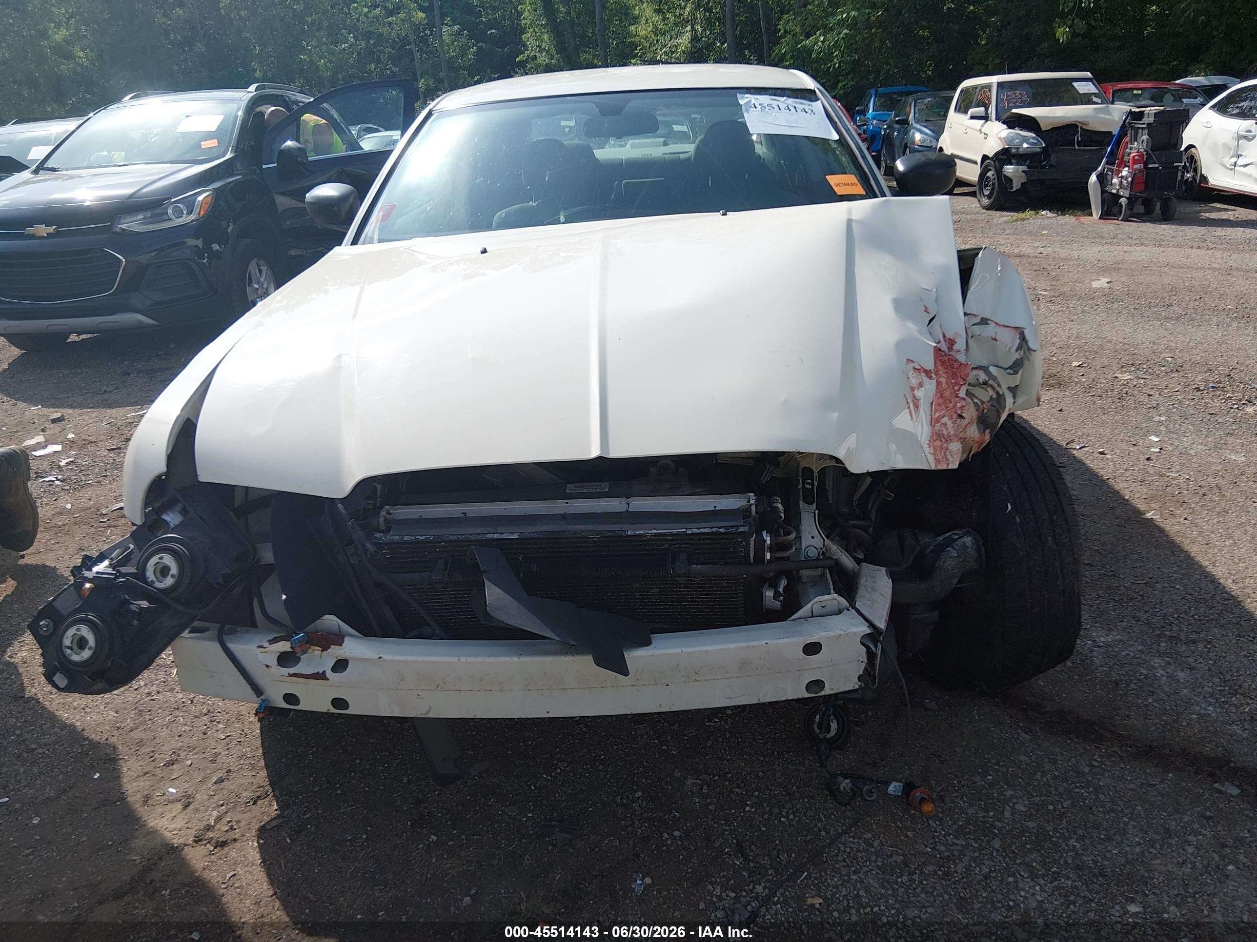 2006 Chrysler 300   White vin: 2C3KA43R76H226620