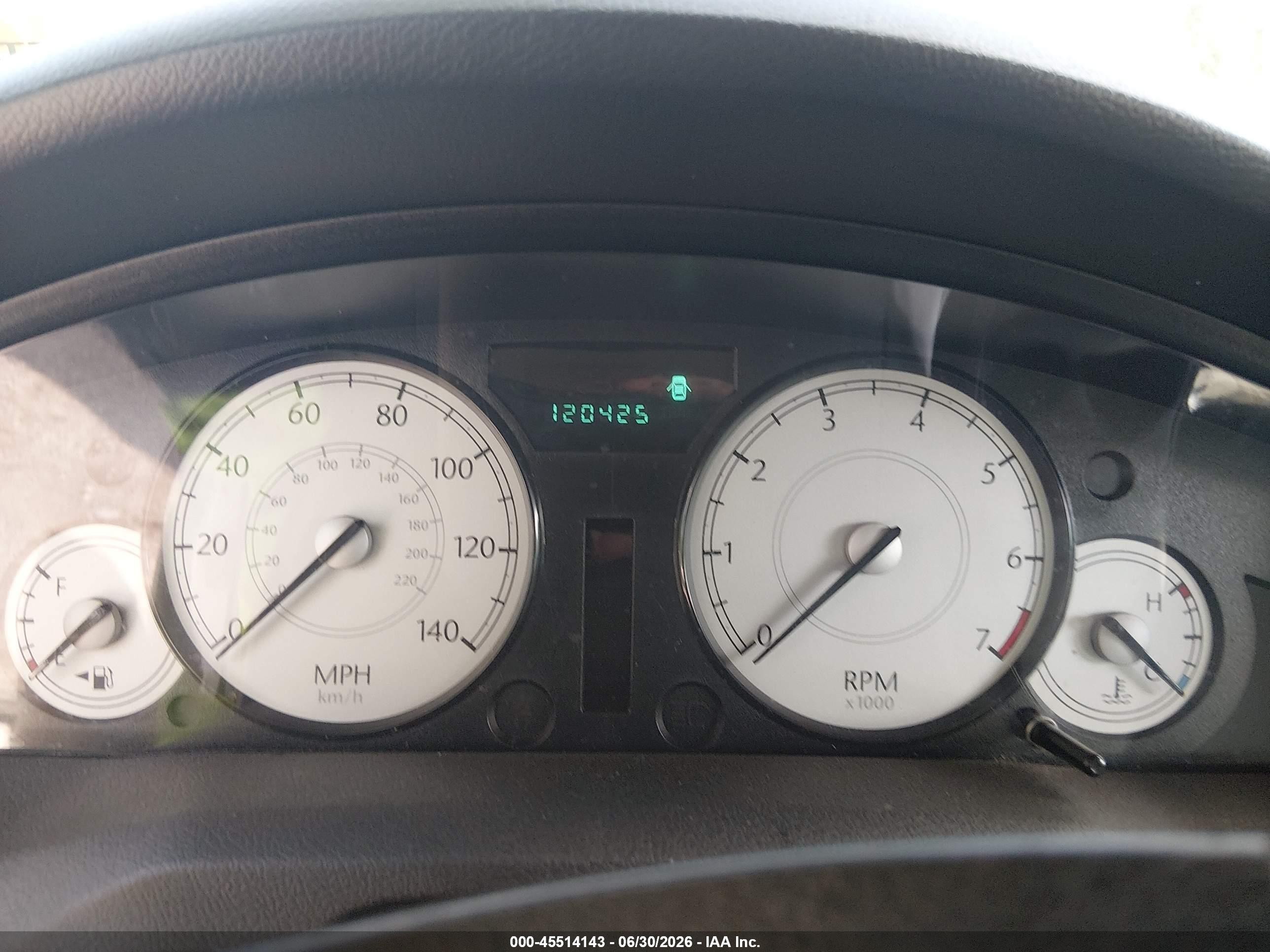2006 Chrysler 300   White vin: 2C3KA43R76H226620