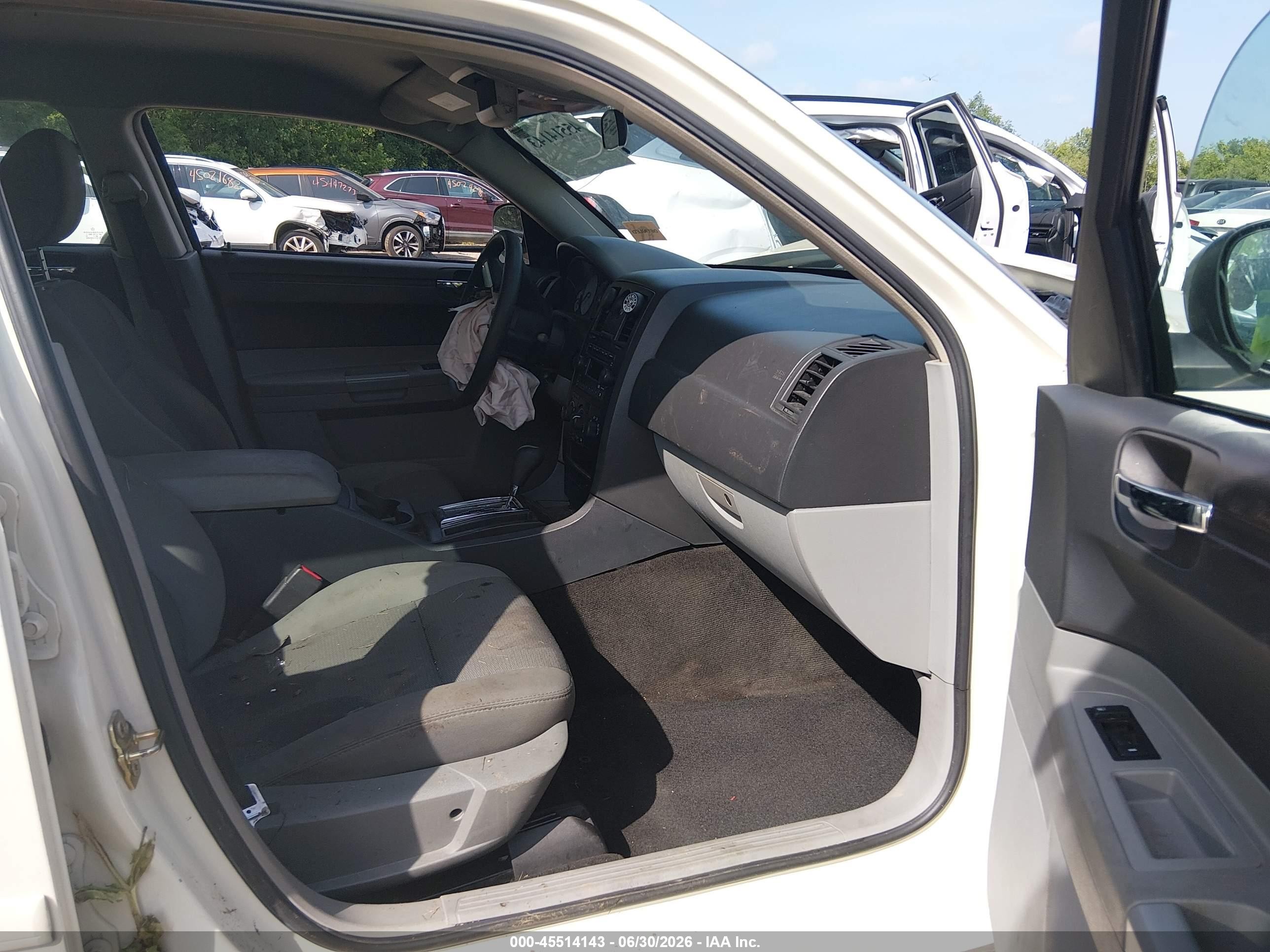 2006 Chrysler 300   White vin: 2C3KA43R76H226620