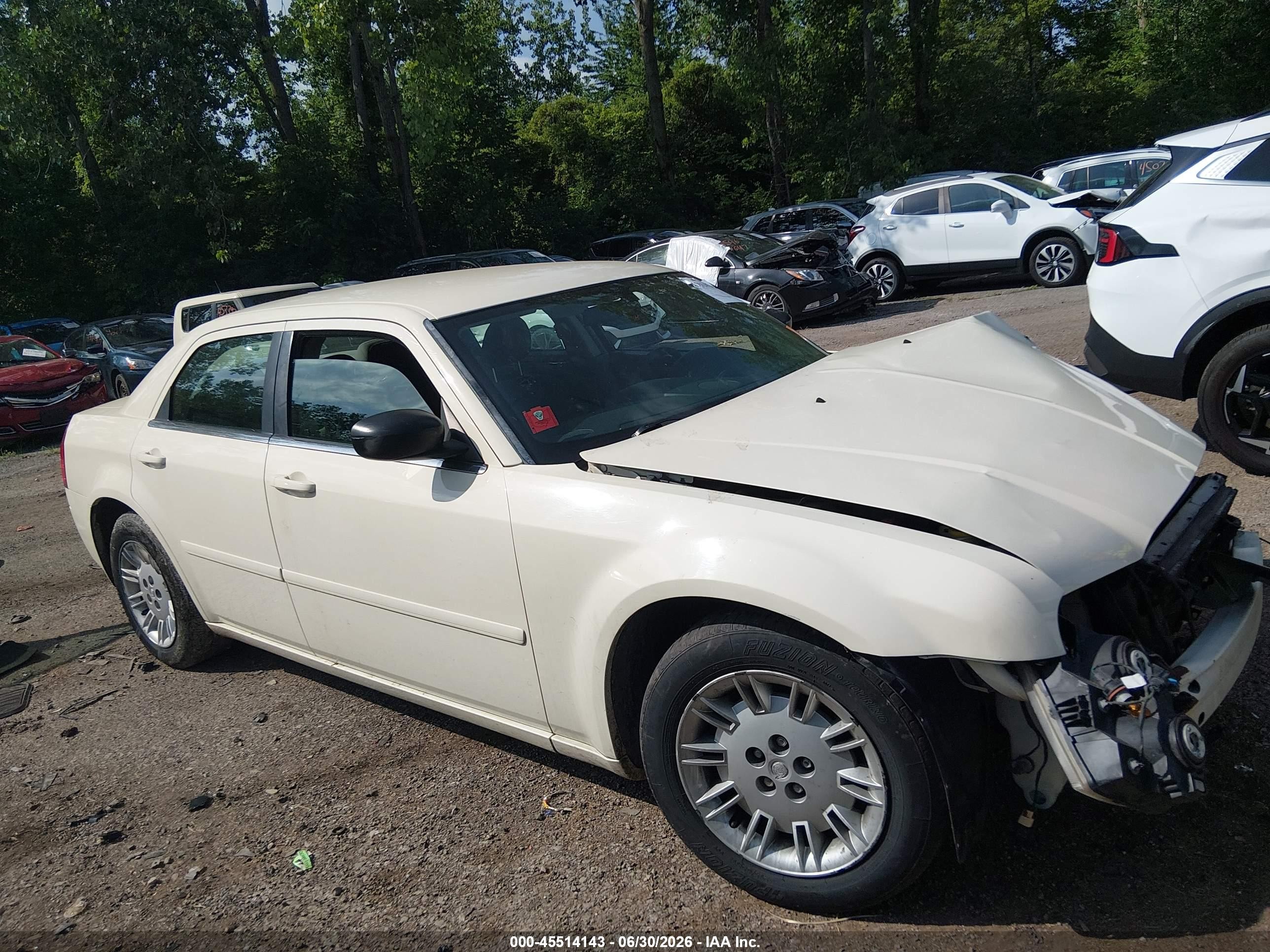 2006 Chrysler 300   White vin: 2C3KA43R76H226620