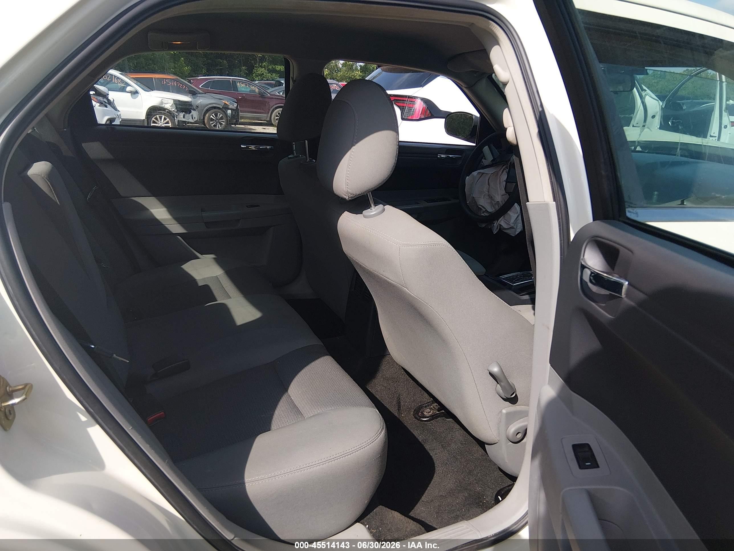 2006 Chrysler 300   White vin: 2C3KA43R76H226620