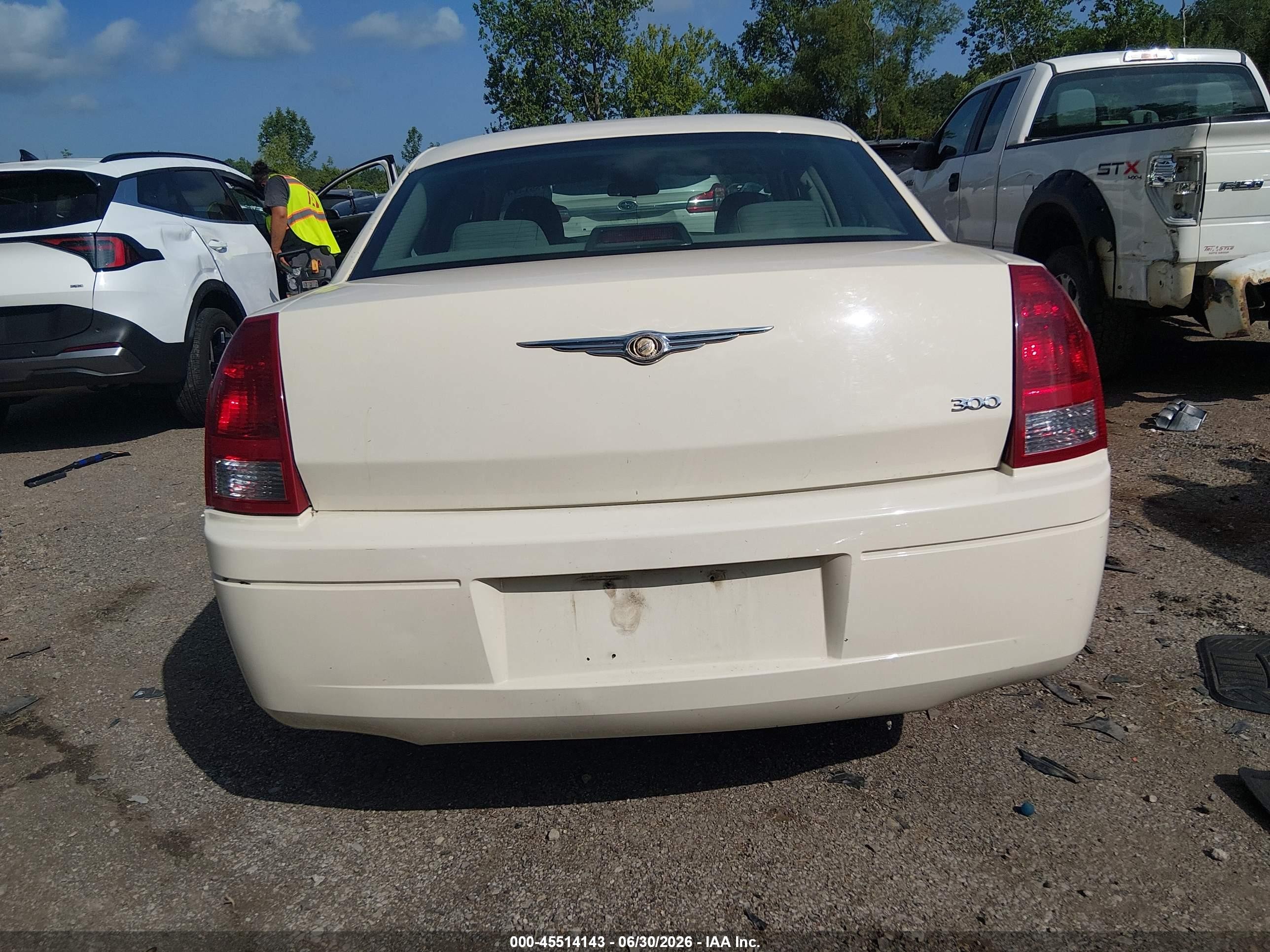 2006 Chrysler 300   White vin: 2C3KA43R76H226620