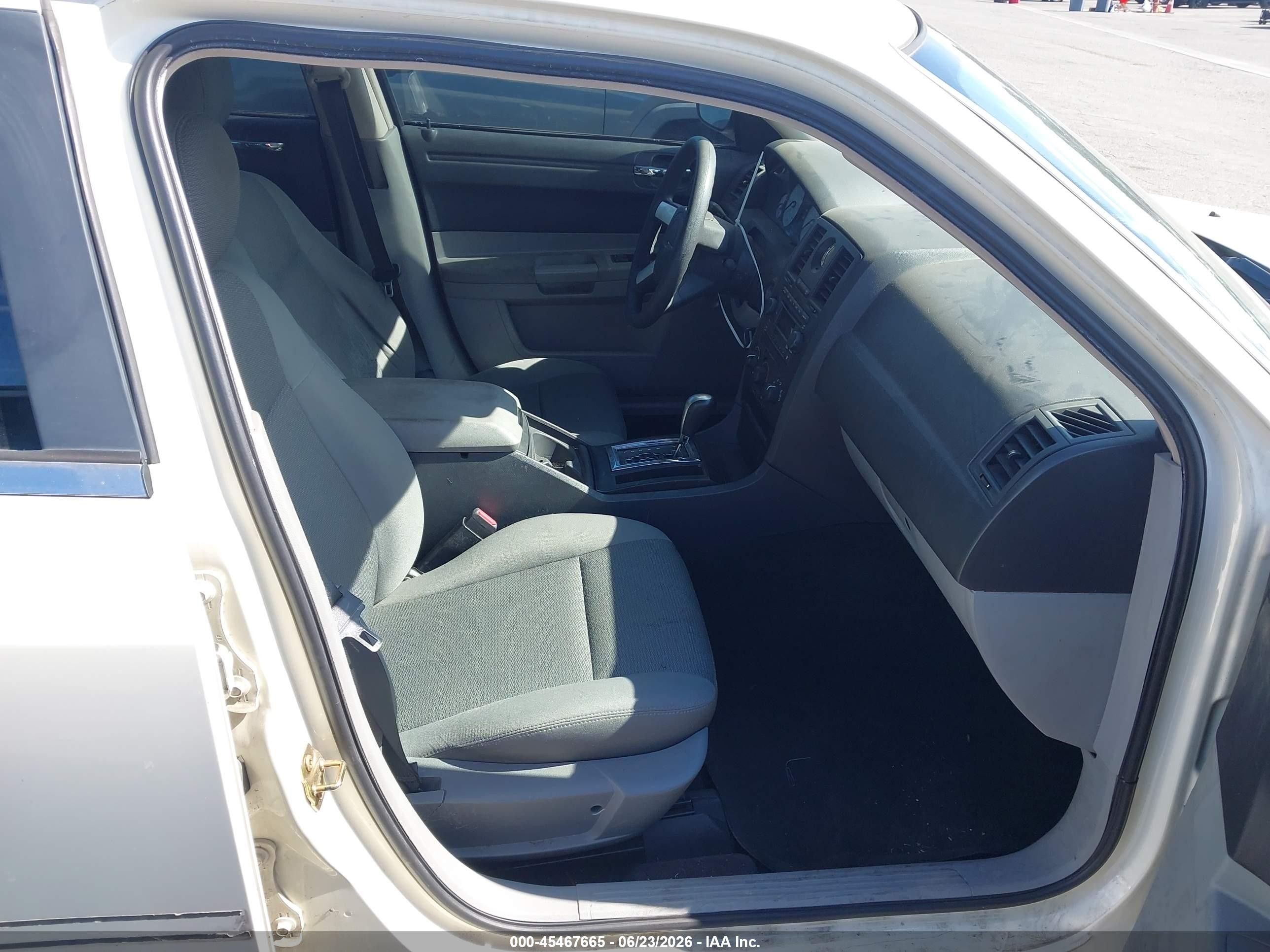 2006 Chrysler 300   Cream vin: 2C3KA43R86H313796