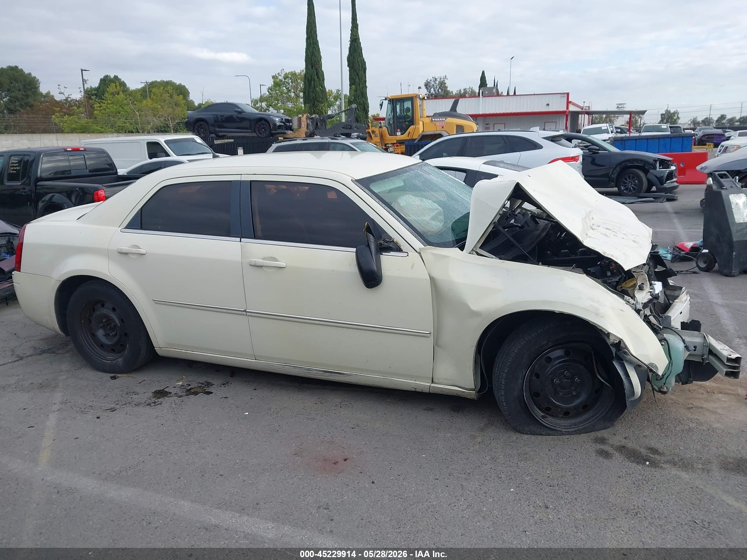 2008 Chrysler 300 Lx Cream vin: 2C3KA43R88H253621