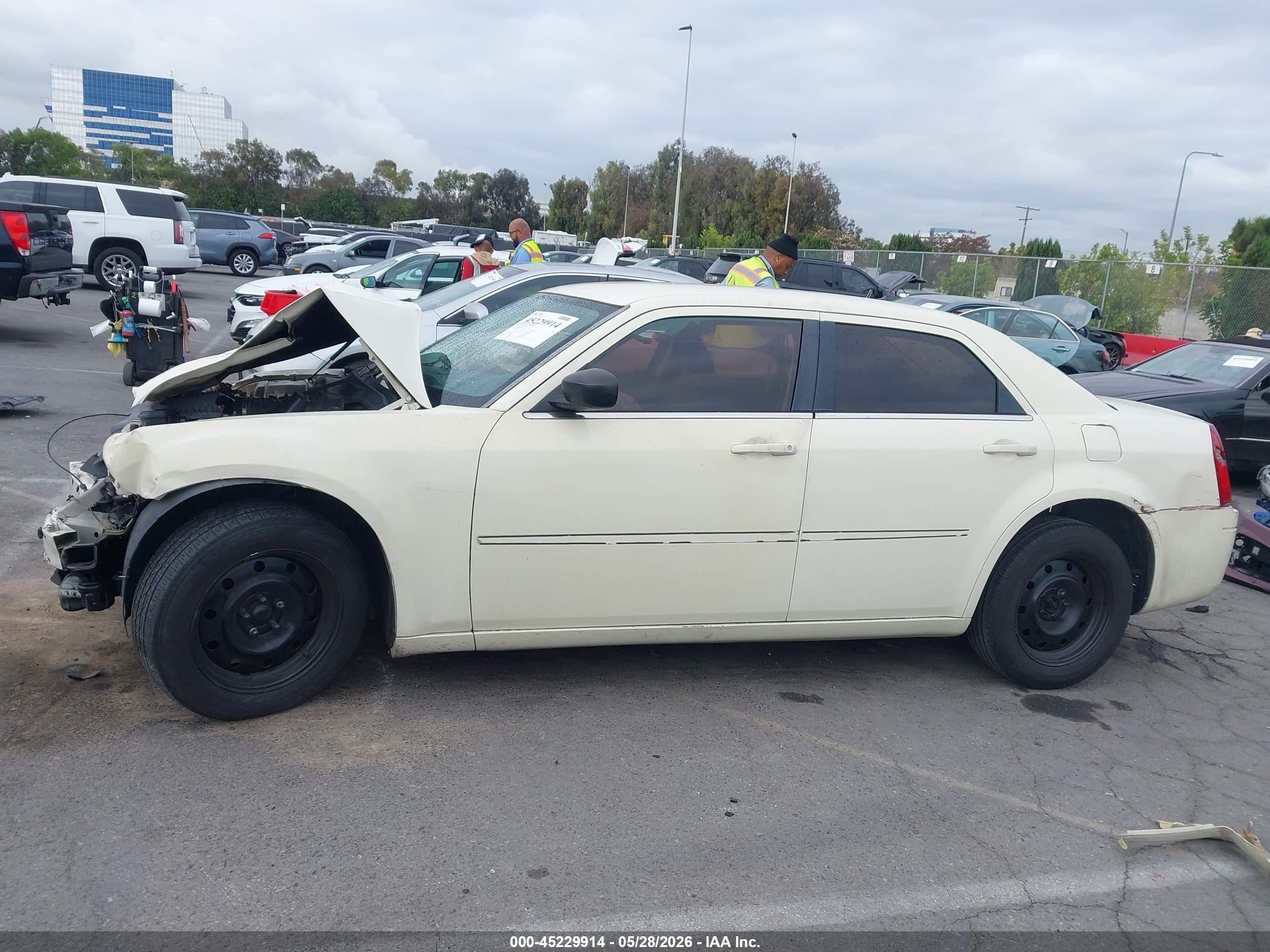 2008 Chrysler 300 Lx Cream vin: 2C3KA43R88H253621