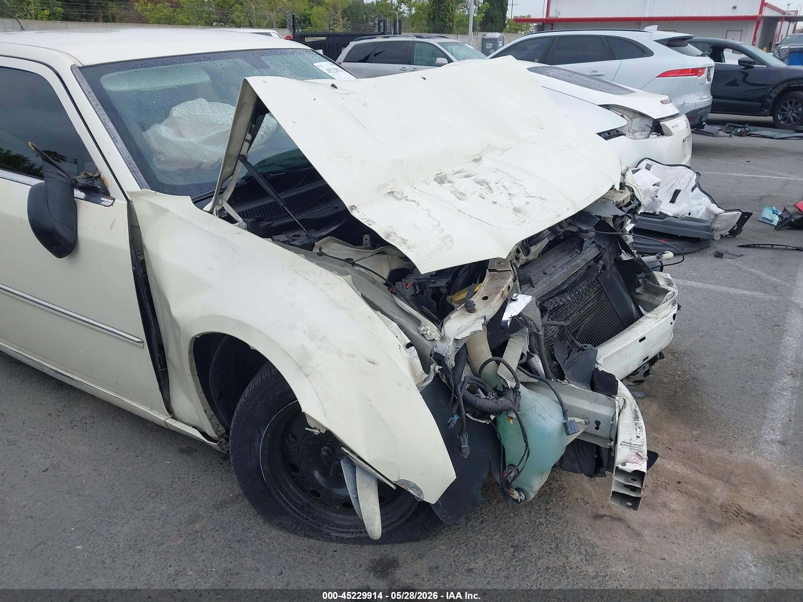 2008 Chrysler 300 Lx Cream vin: 2C3KA43R88H253621