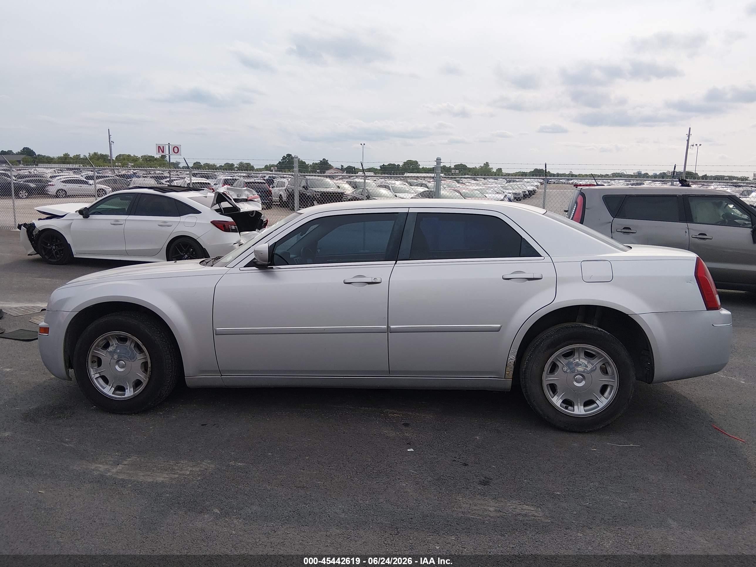 2007 Chrysler 300 Touring Silver vin: 2C3KA53G27H871164