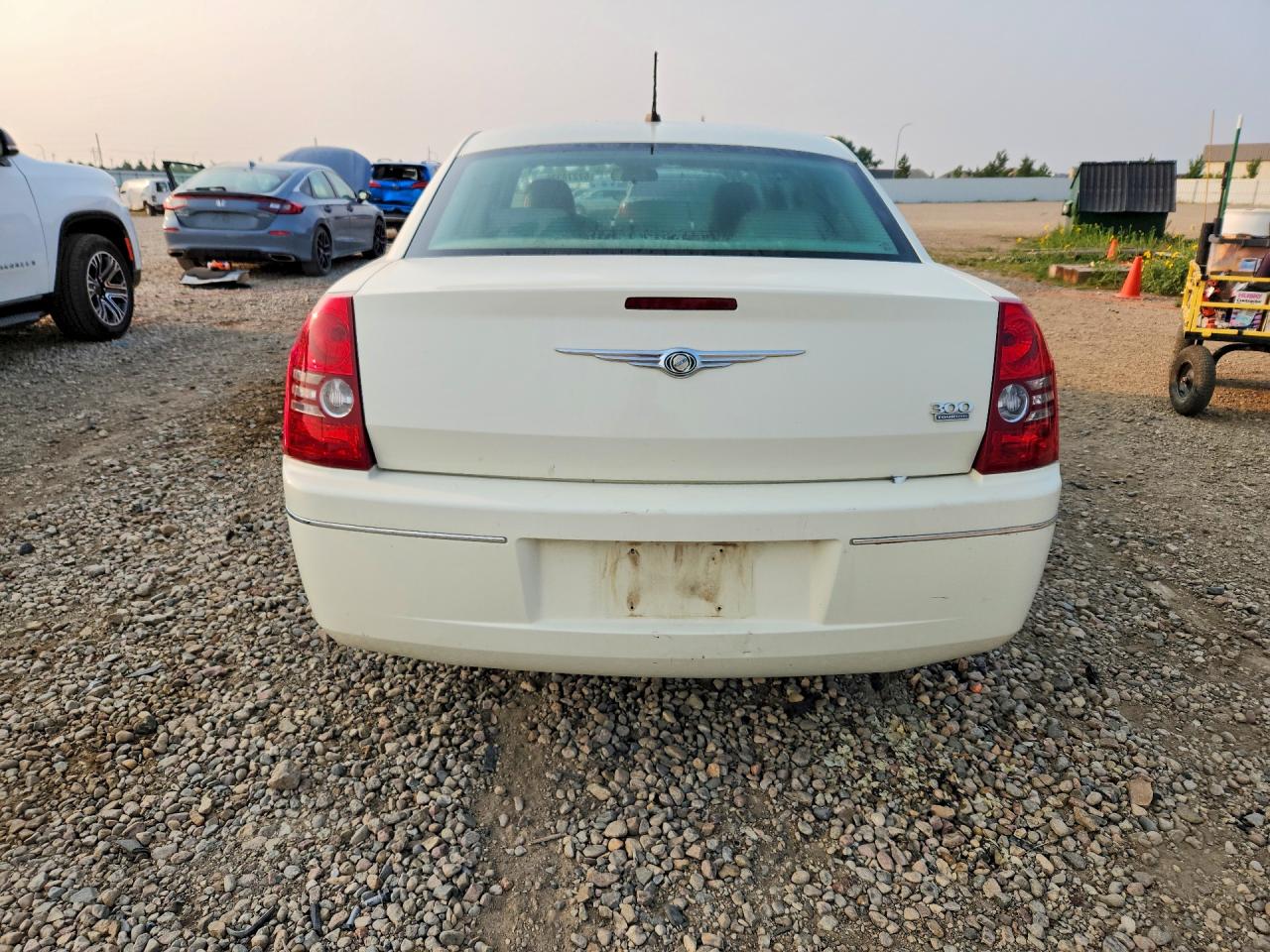2008 Chrysler 300 Touring White vin: 2C3KA53G68H131716