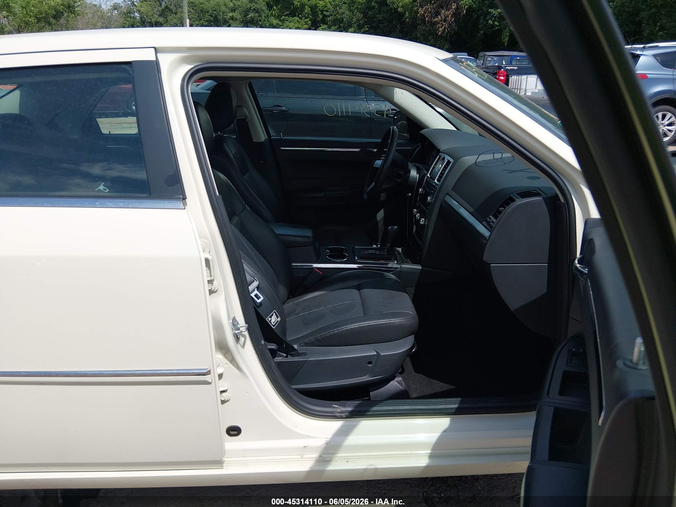 2008 Chrysler 300 Touring White vin: 2C3KA53GX8H245542