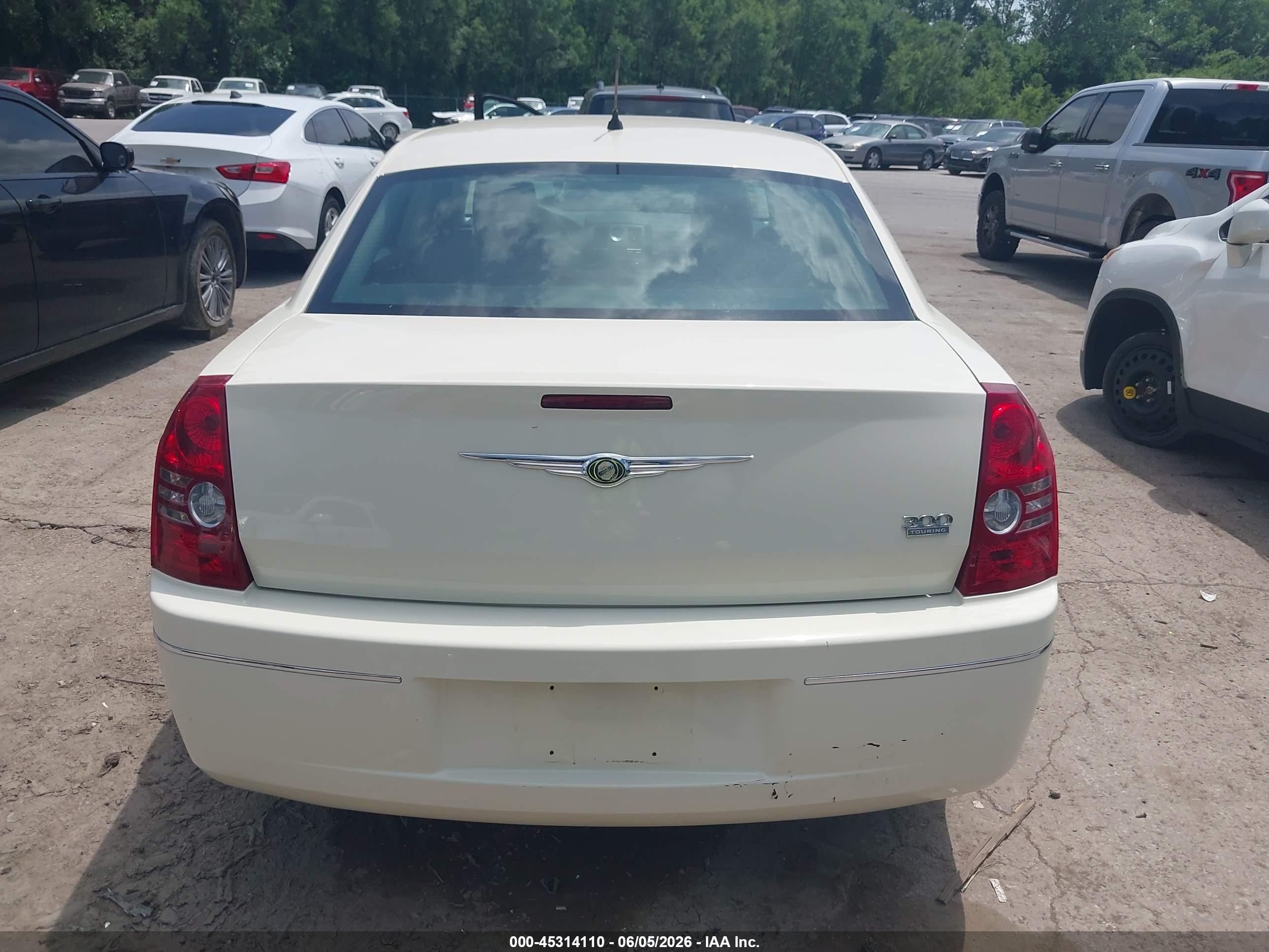 2008 Chrysler 300 Touring White vin: 2C3KA53GX8H245542