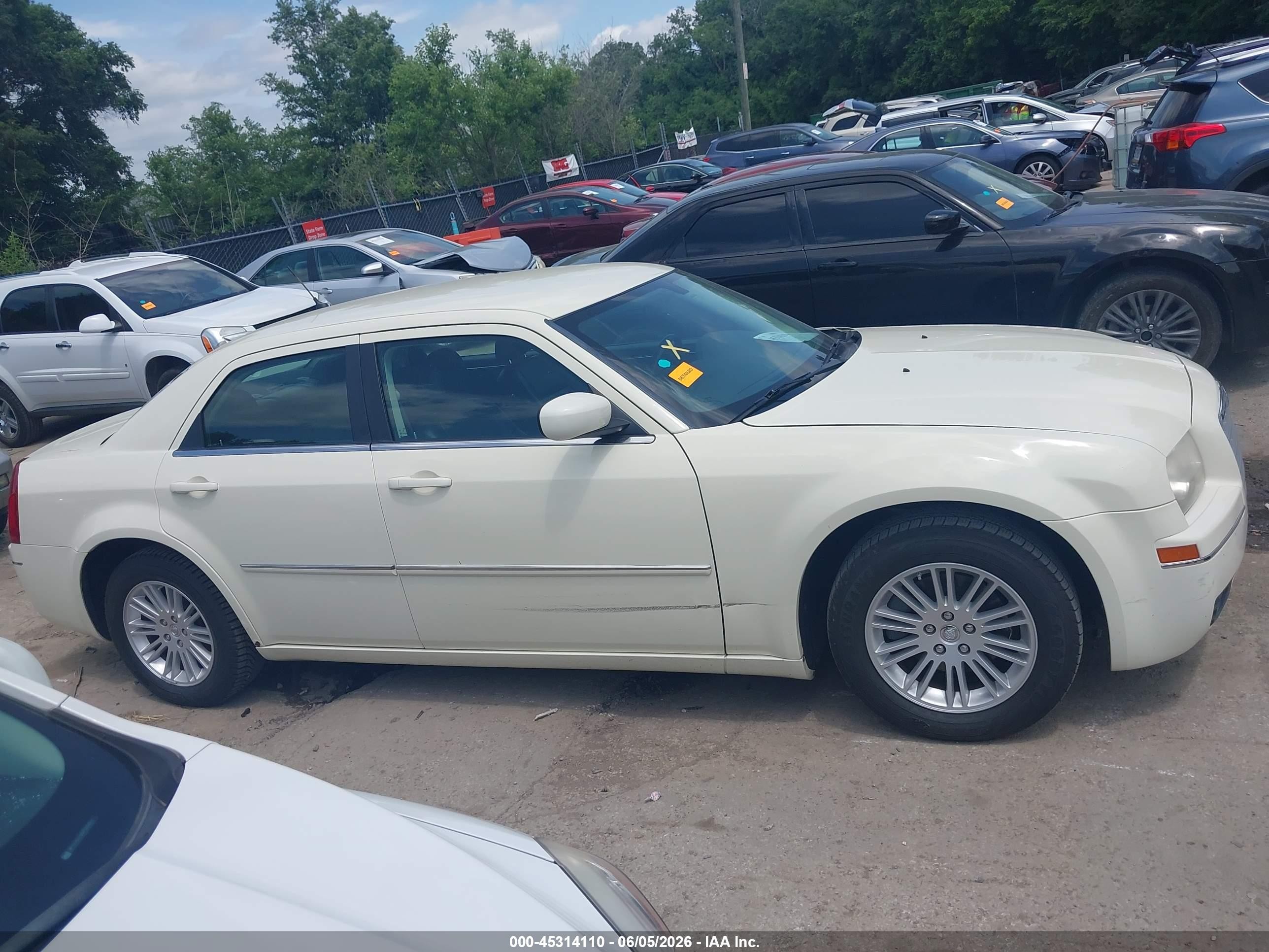 2008 Chrysler 300 Touring White vin: 2C3KA53GX8H245542