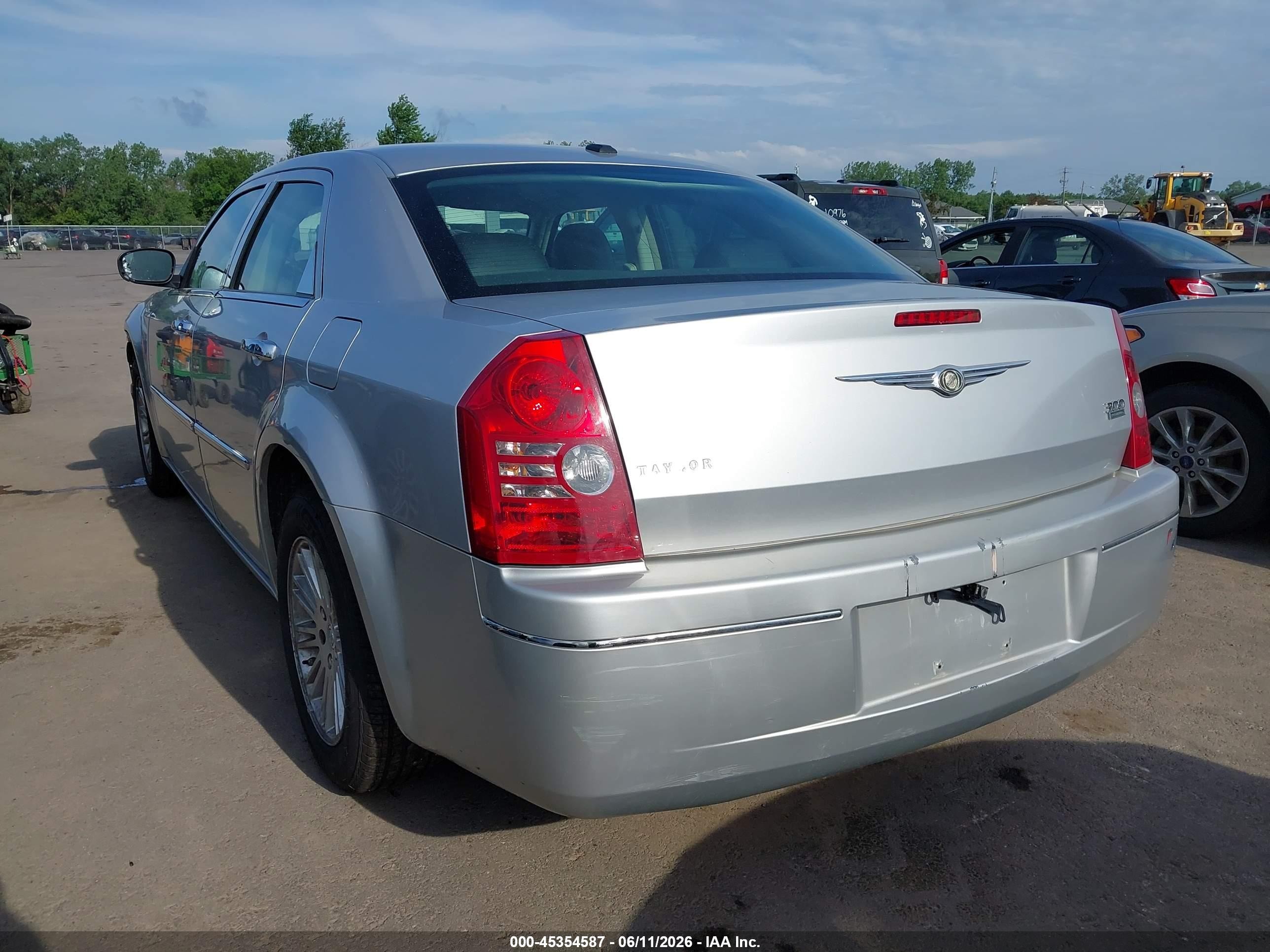 2009 Chrysler 300 Touring Silver vin: 2C3KA53V79H634171