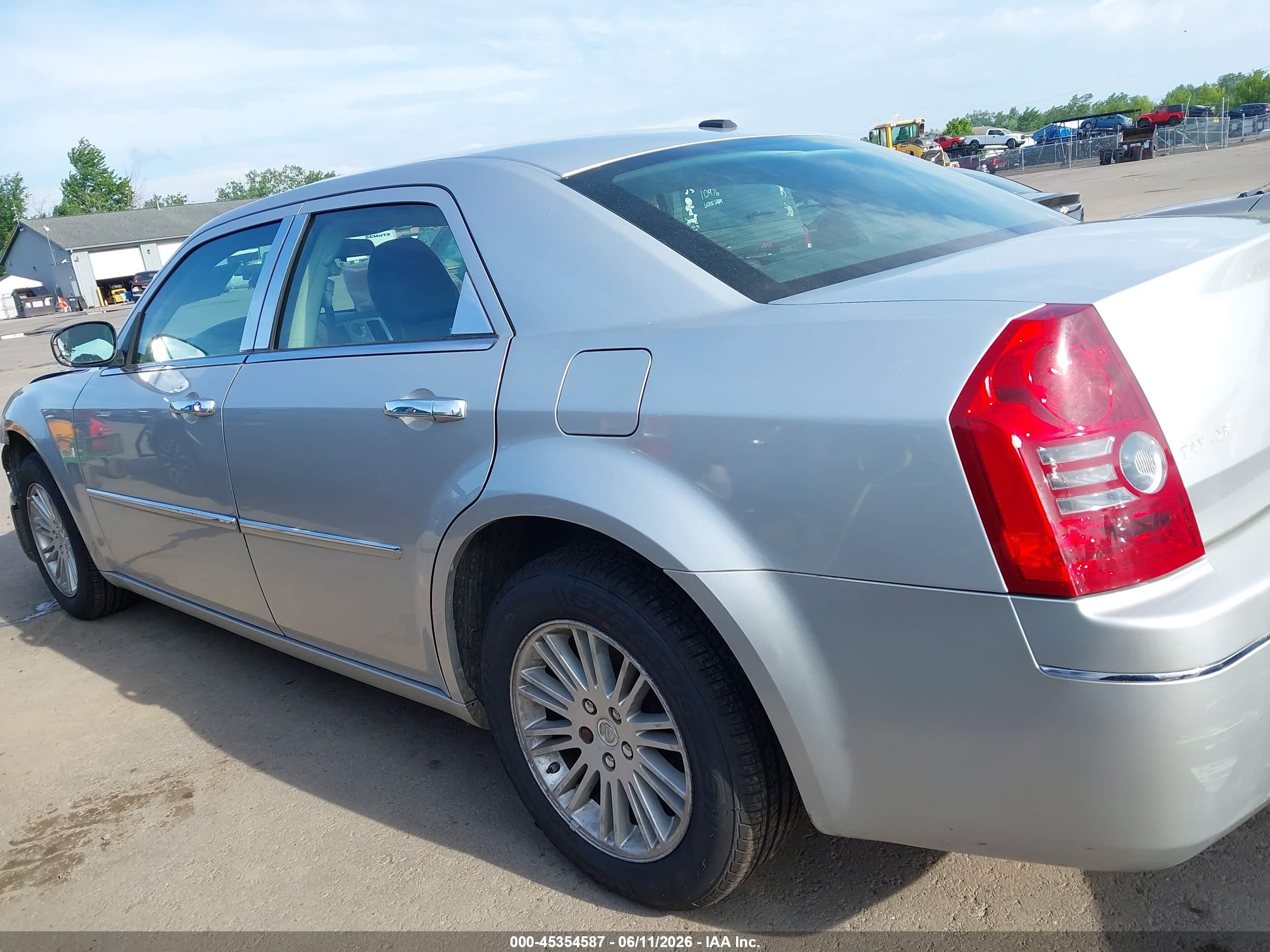 2009 Chrysler 300 Touring Silver vin: 2C3KA53V79H634171