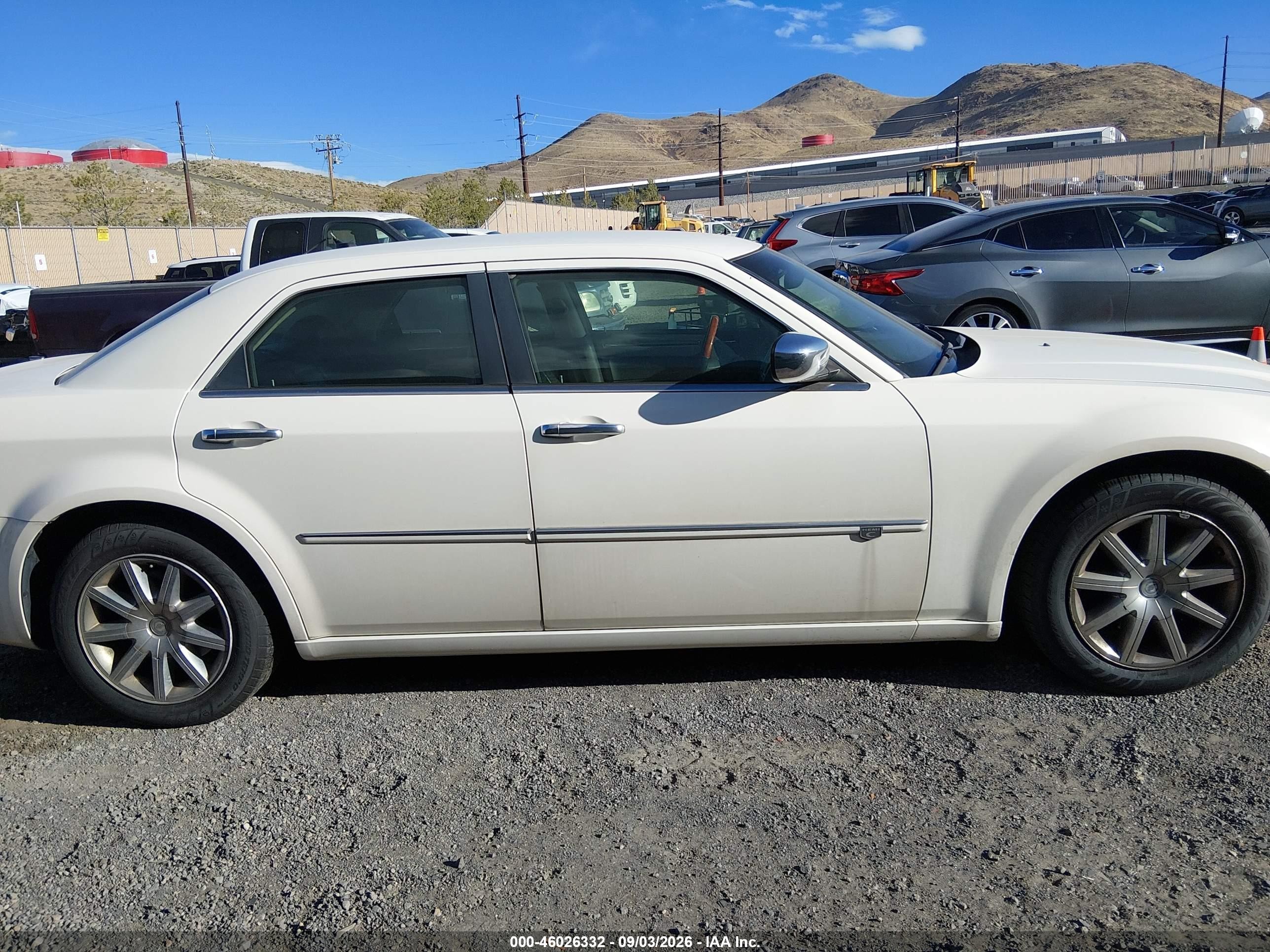 2008 Chrysler 300c   White vin: 2C3KA63H38H221078