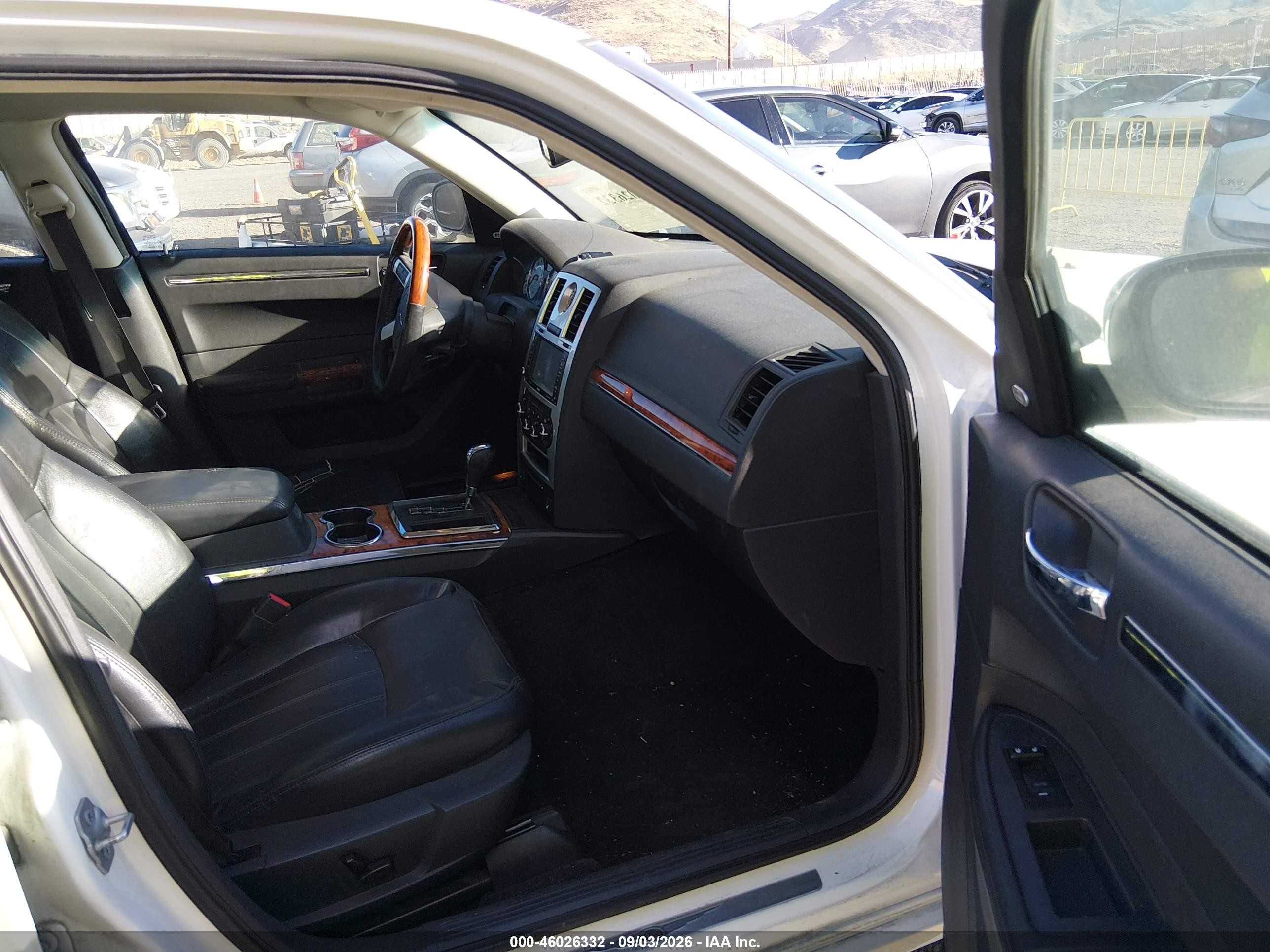 2008 Chrysler 300c   White vin: 2C3KA63H38H221078