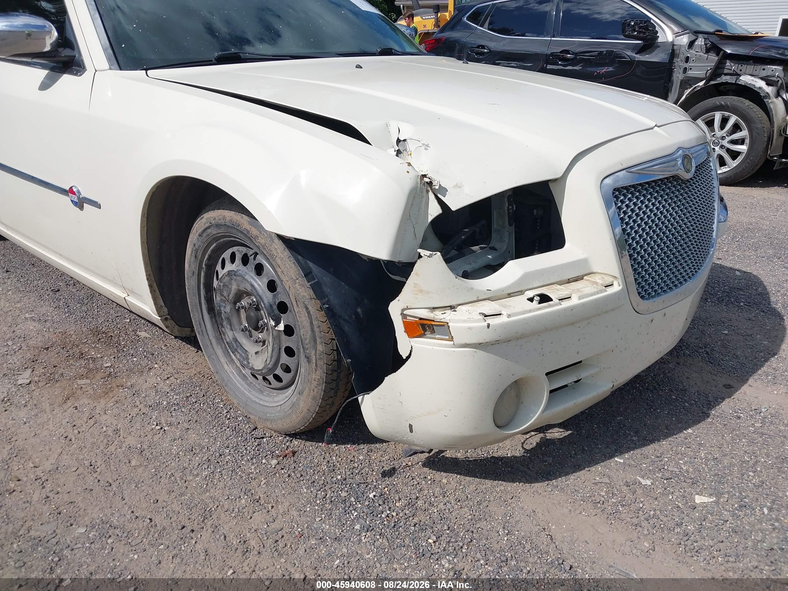2006 Chrysler 300c   White vin: 2C3KA63H46H429306