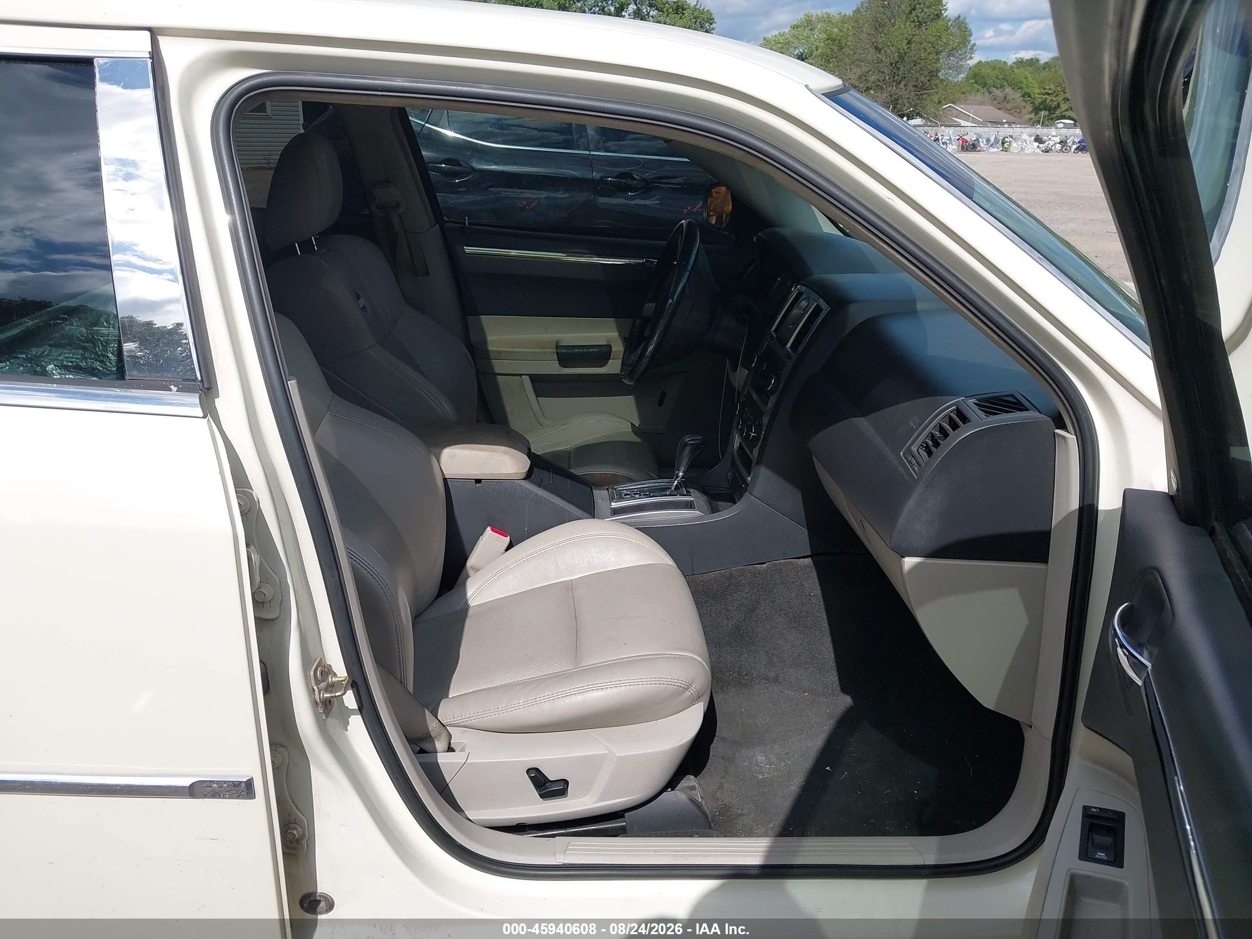 2006 Chrysler 300c   White vin: 2C3KA63H46H429306