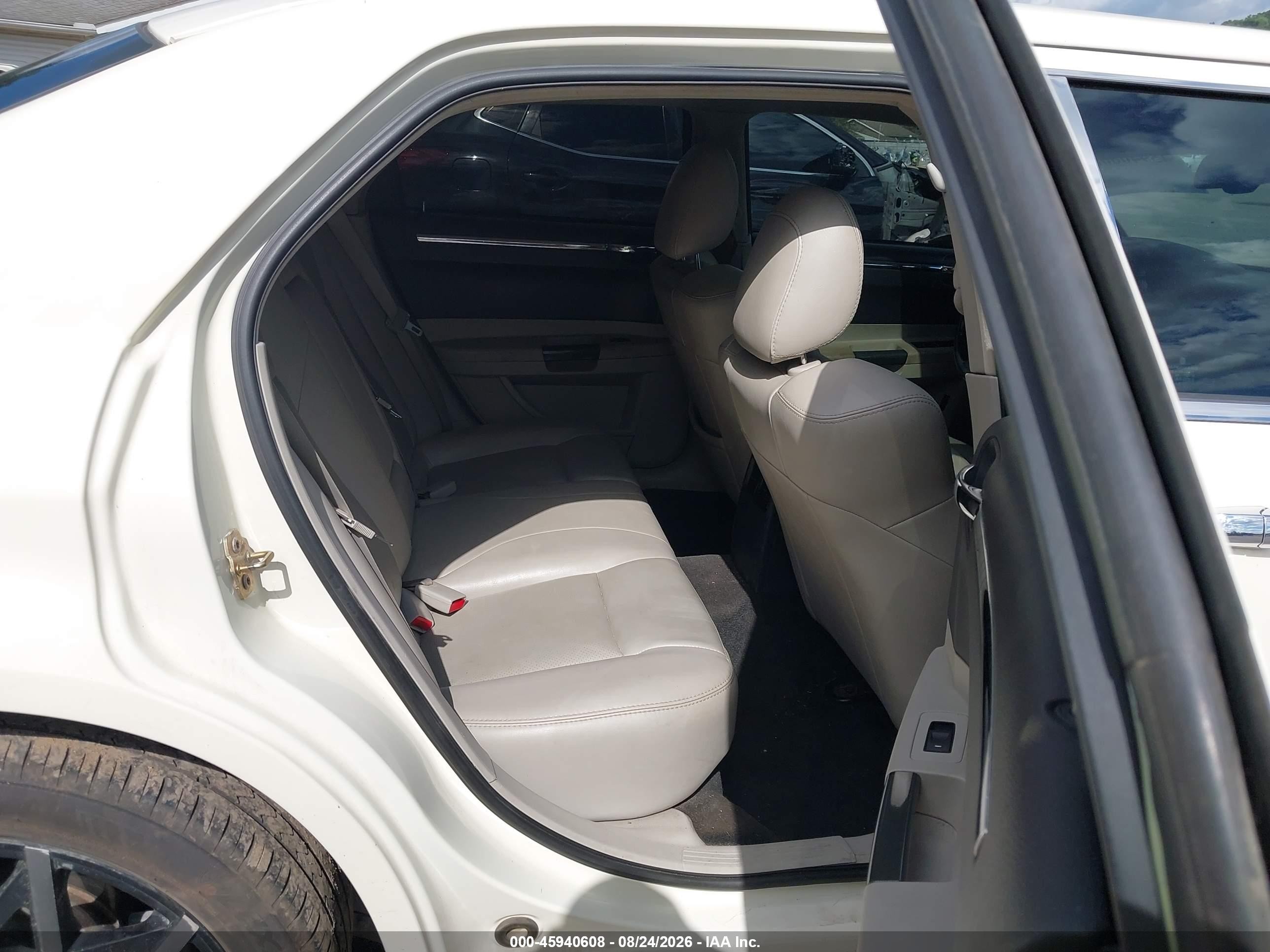 2006 Chrysler 300c   White vin: 2C3KA63H46H429306
