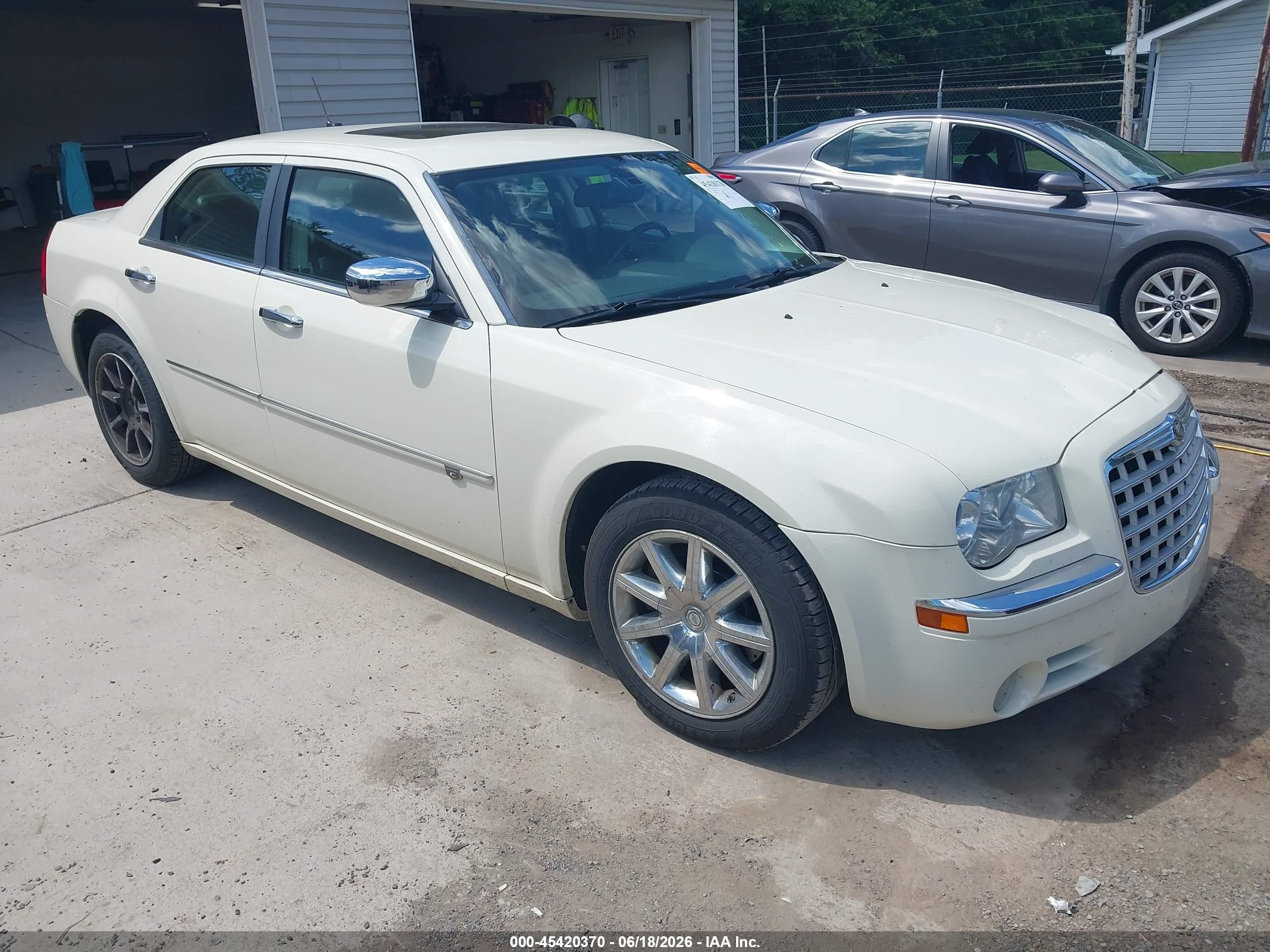 2008 Chrysler 300c Hemi Кремовый vin: 2C3KA63H58H251487