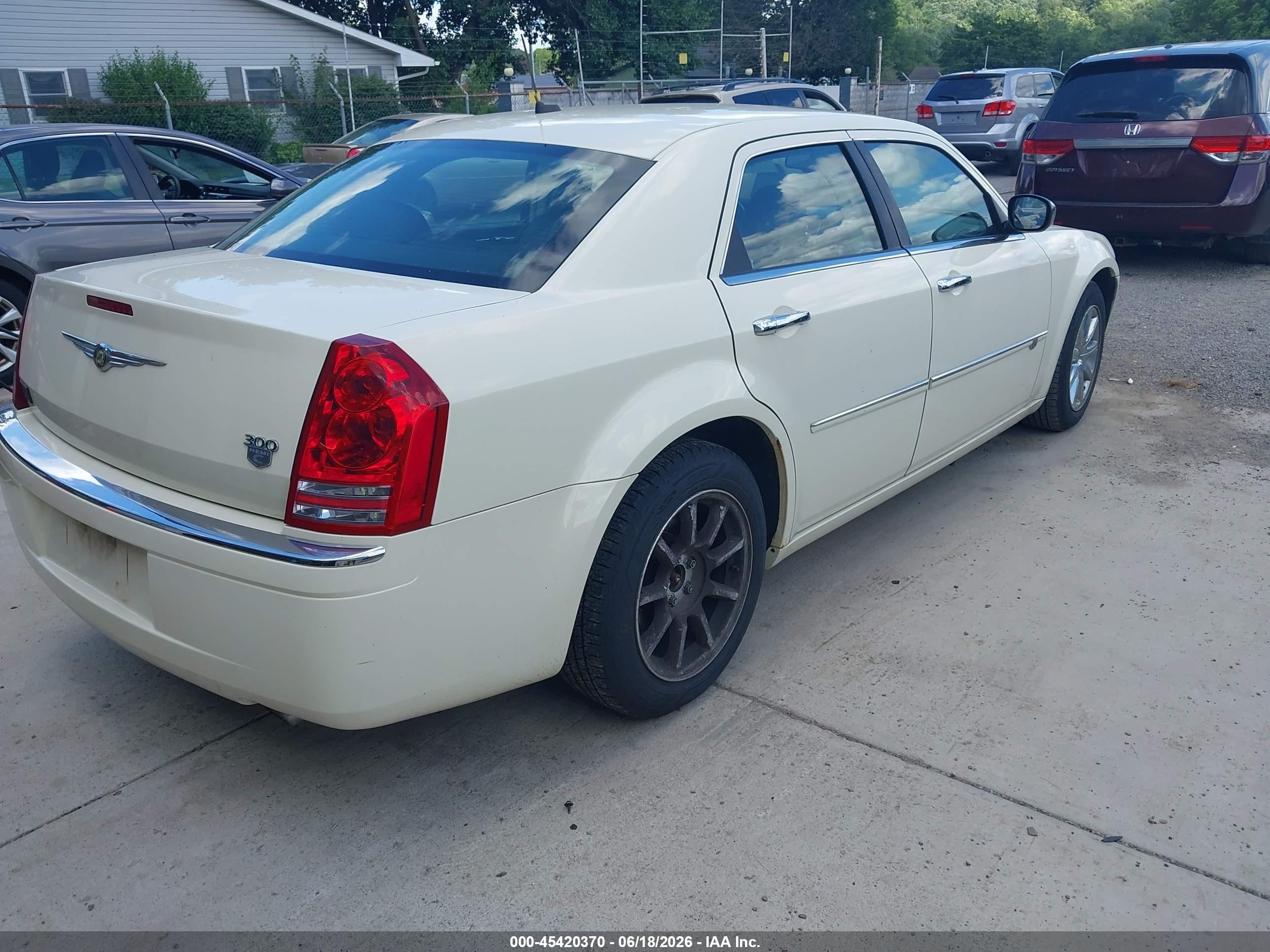 2008 Chrysler 300c Hemi Cream vin: 2C3KA63H58H251487