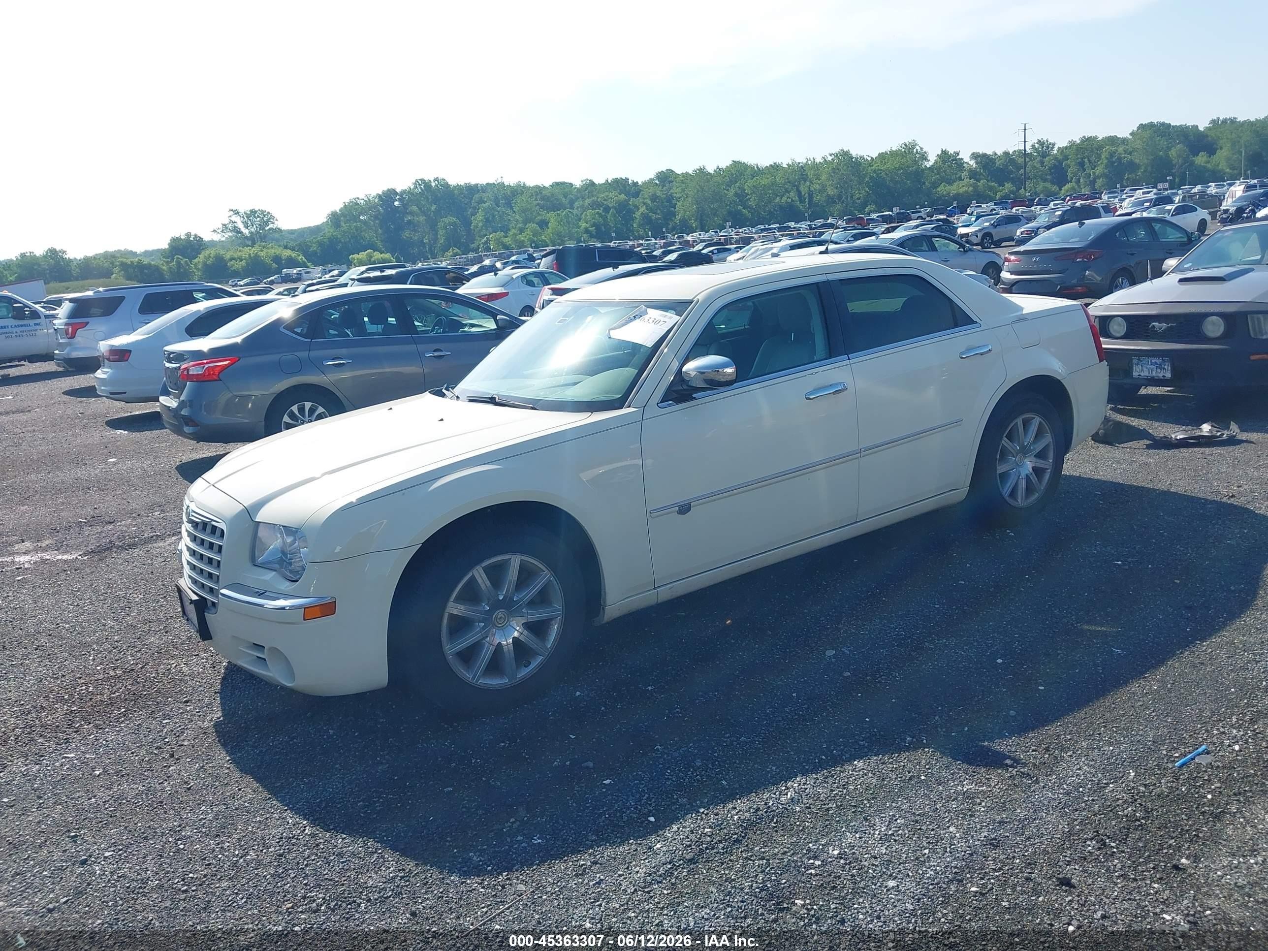 2008 Chrysler 300c Hemi Cream vin: 2C3KA63HX8H131944