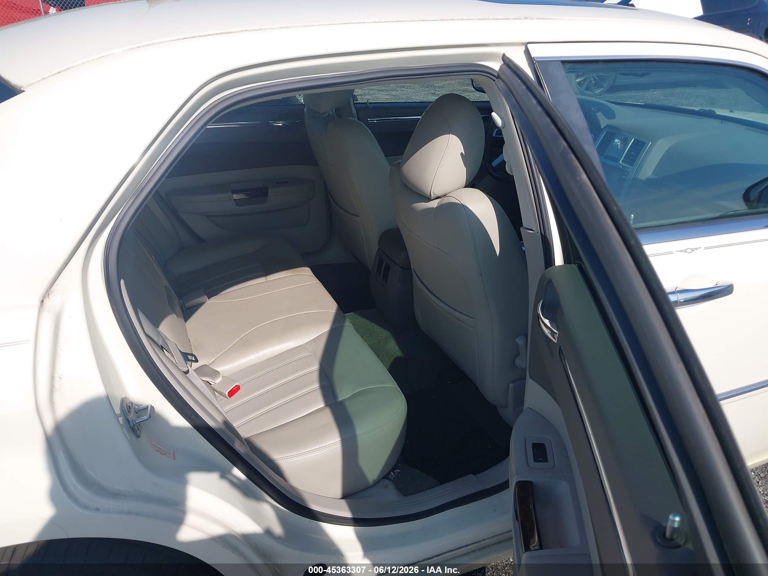 2008 Chrysler 300c Hemi Cream vin: 2C3KA63HX8H131944