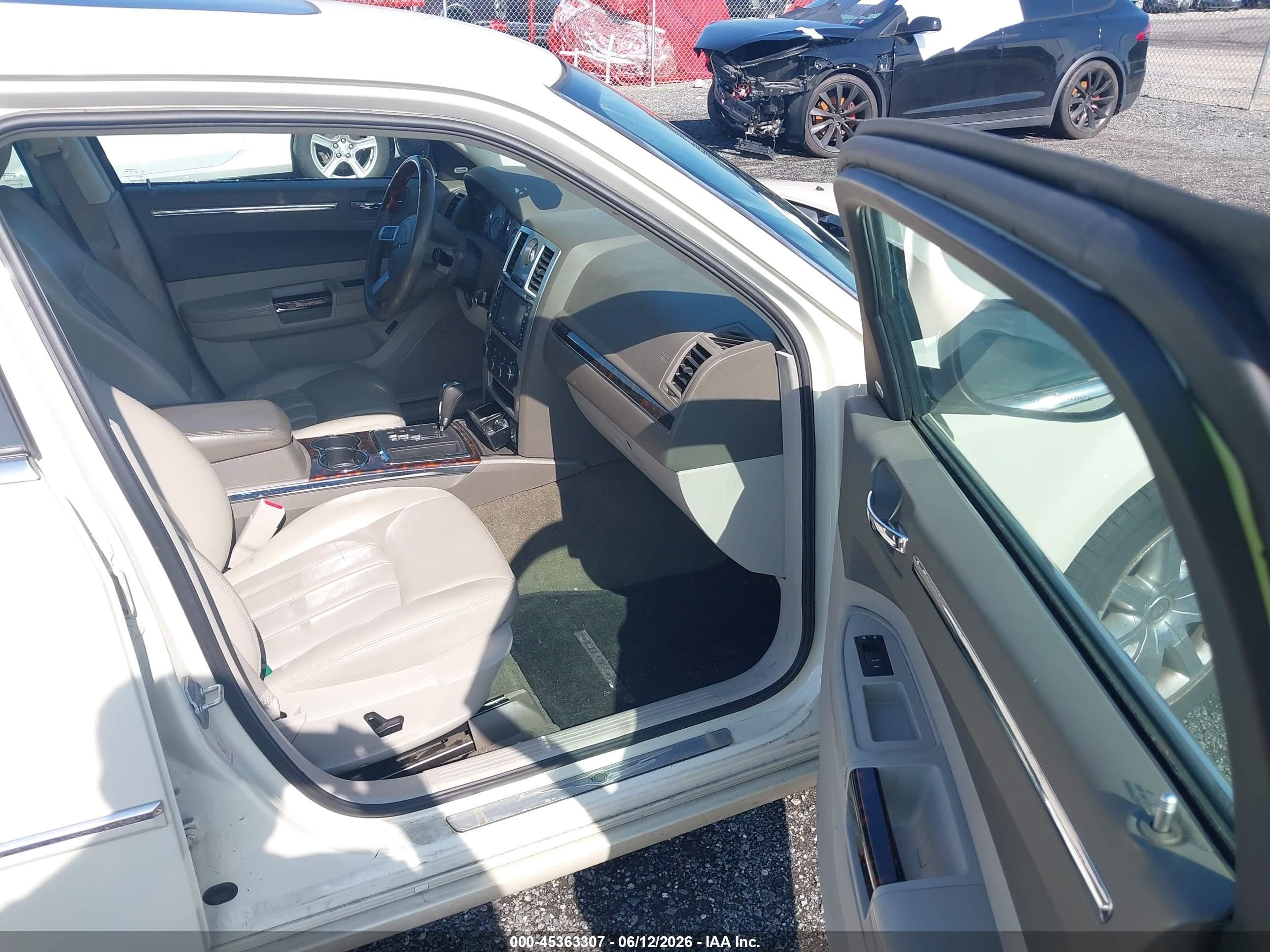 2008 Chrysler 300c Hemi Cream vin: 2C3KA63HX8H131944