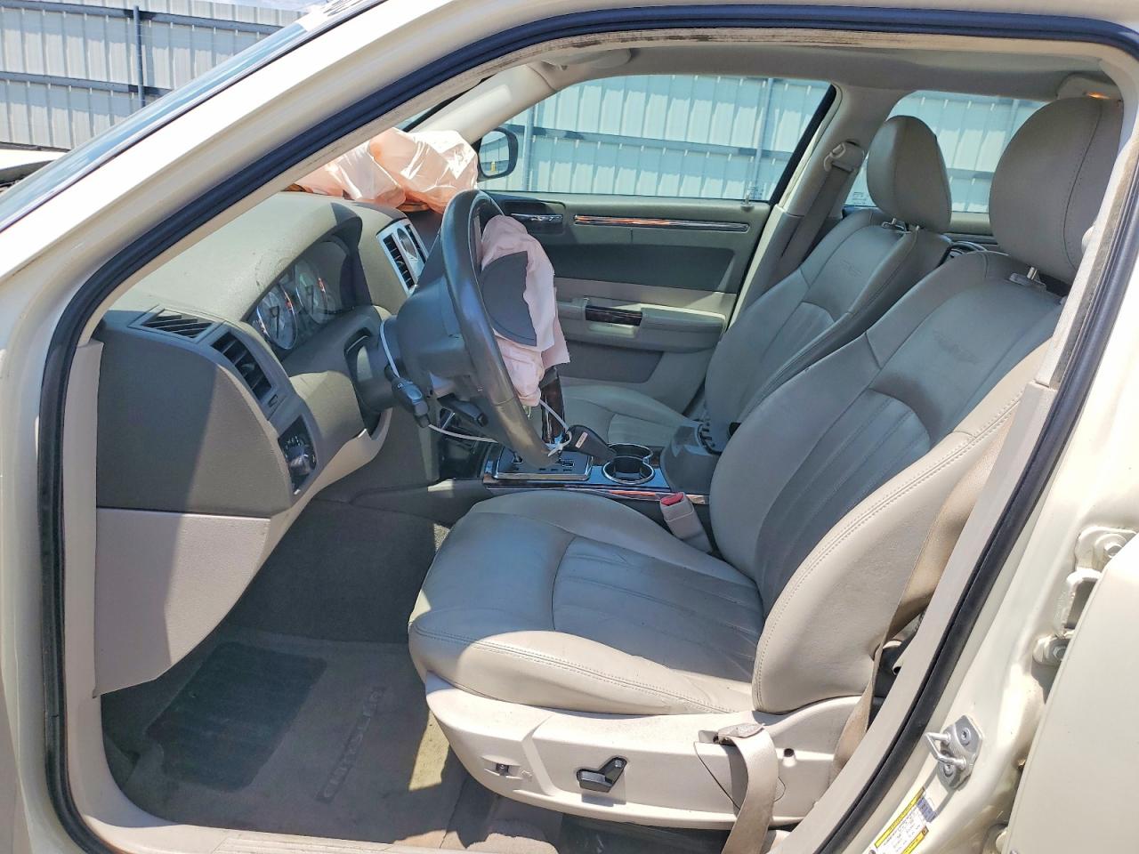 2009 Chrysler 300c Cream vin: 2C3KA63T69H580821