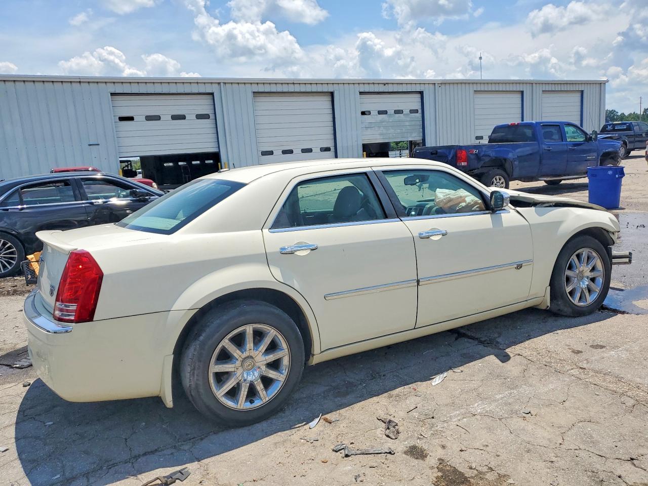 2009 Chrysler 300c Cream vin: 2C3KA63T69H580821