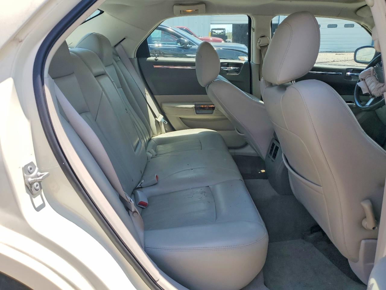 2009 Chrysler 300c Cream vin: 2C3KA63T69H580821