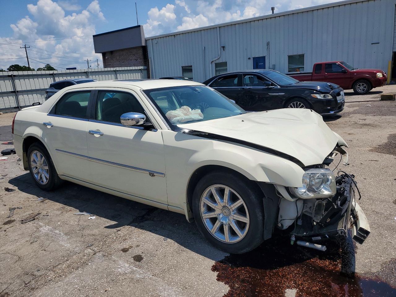 2009 Chrysler 300c Cream vin: 2C3KA63T69H580821