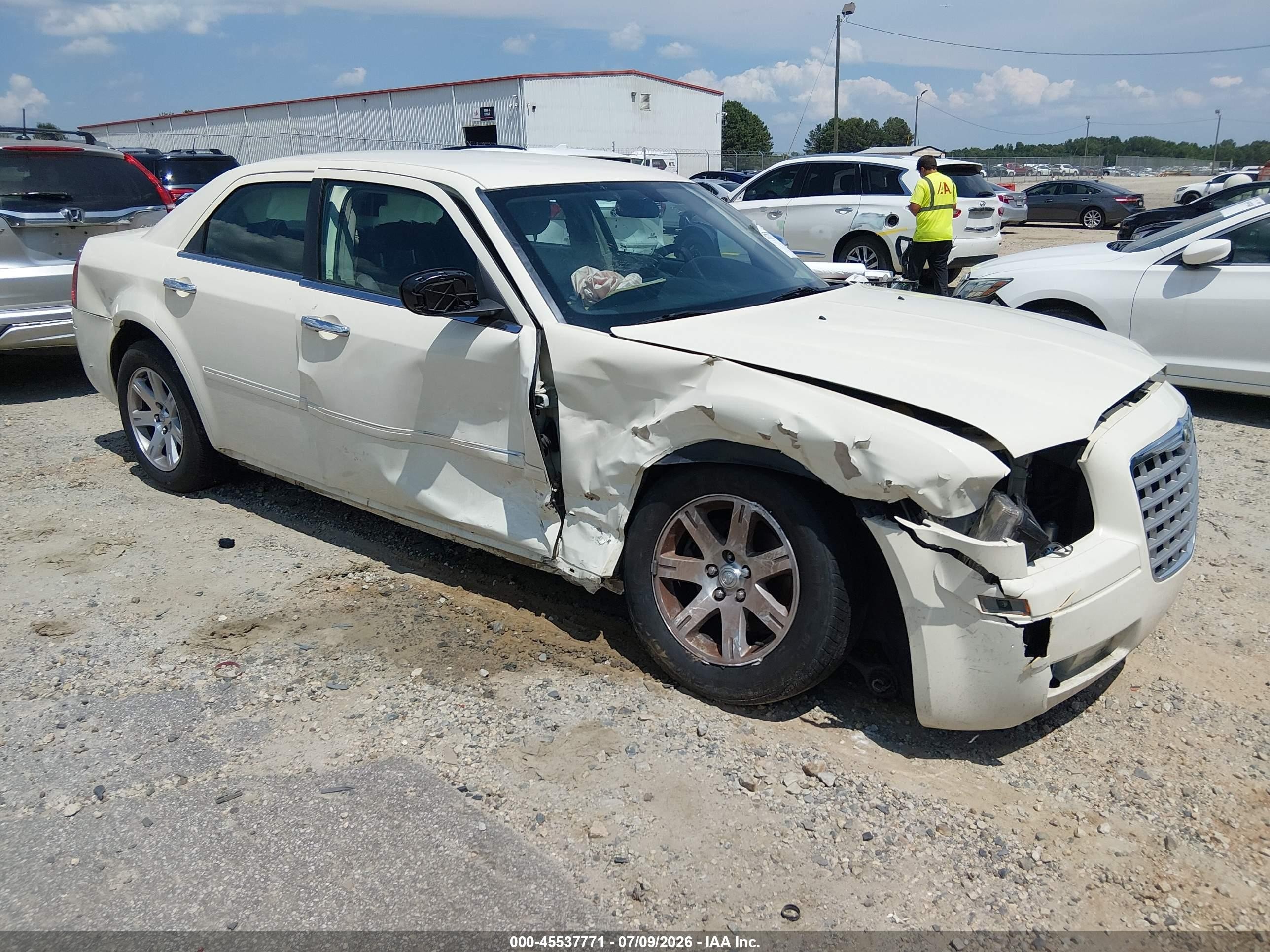2007 Chrysler 300   White vin: 2C3LA43R37H889186