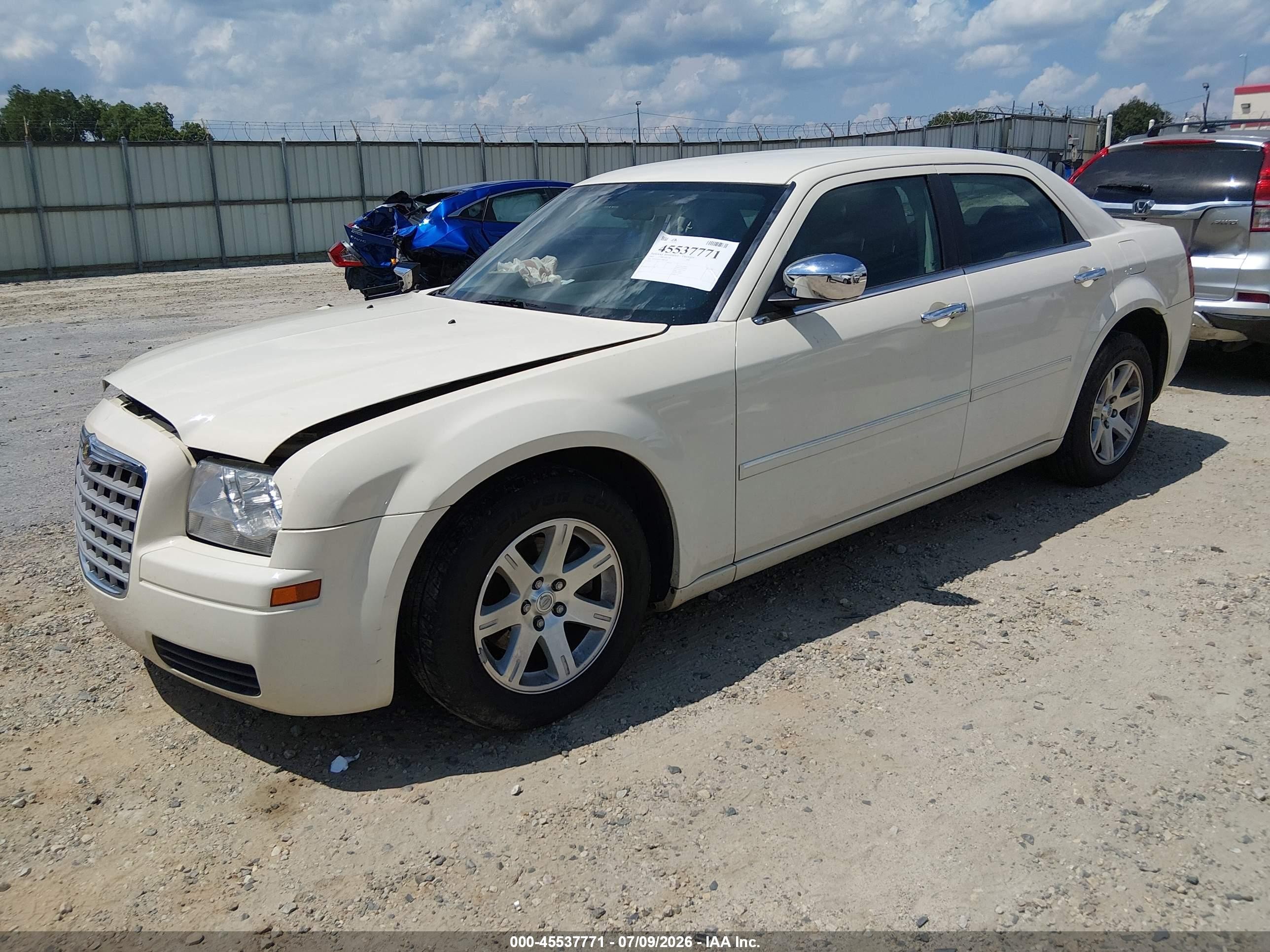 2007 Chrysler 300   White vin: 2C3LA43R37H889186