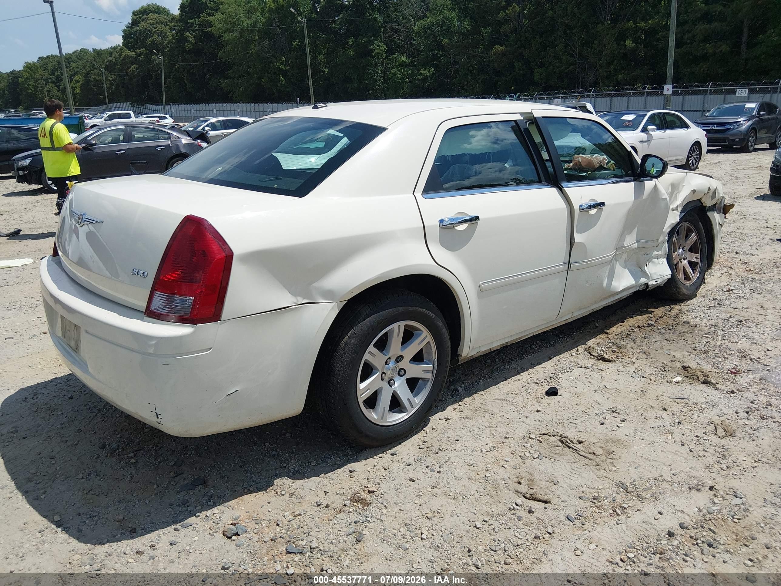 2007 Chrysler 300   White vin: 2C3LA43R37H889186