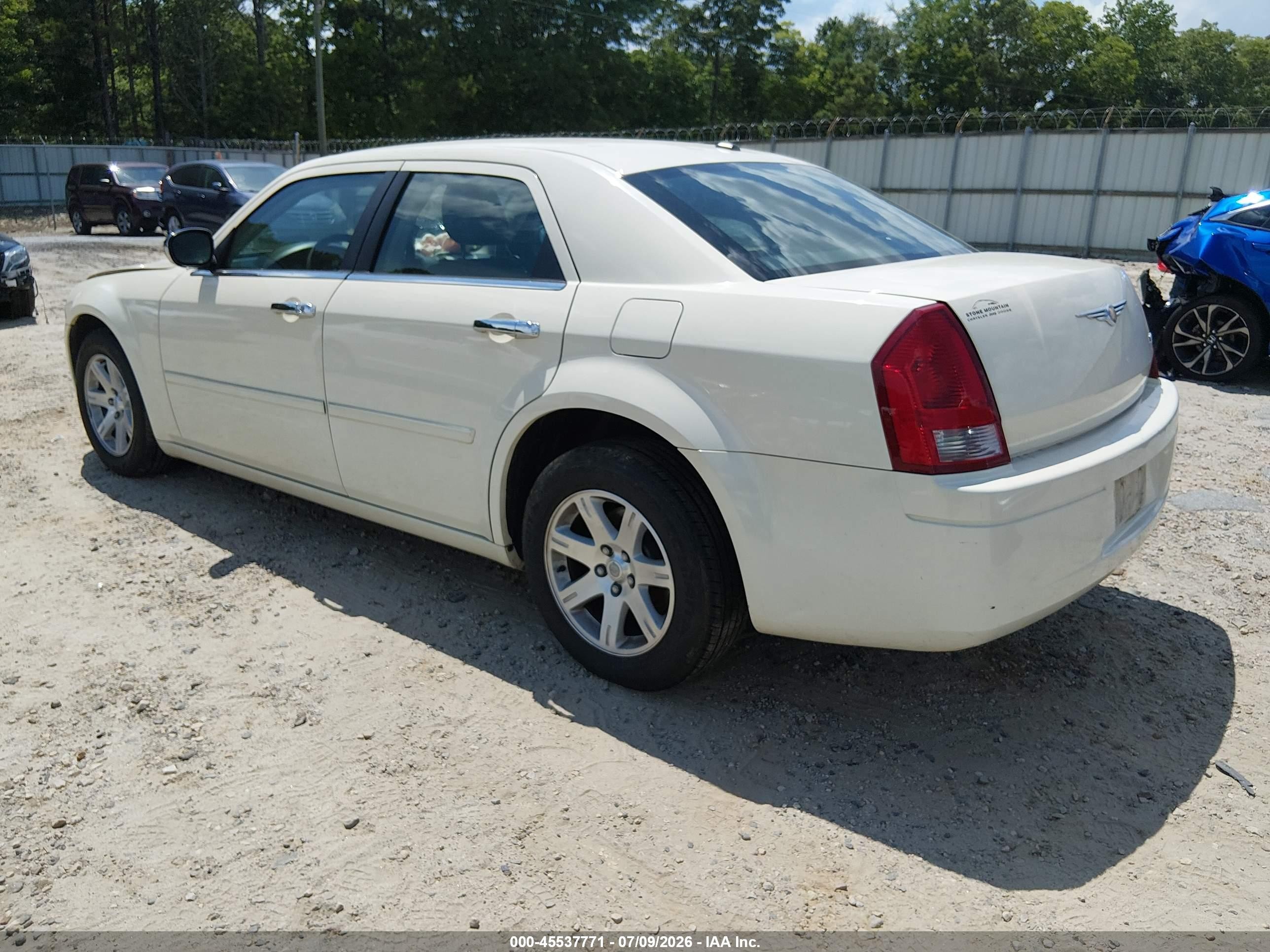 2007 Chrysler 300   White vin: 2C3LA43R37H889186