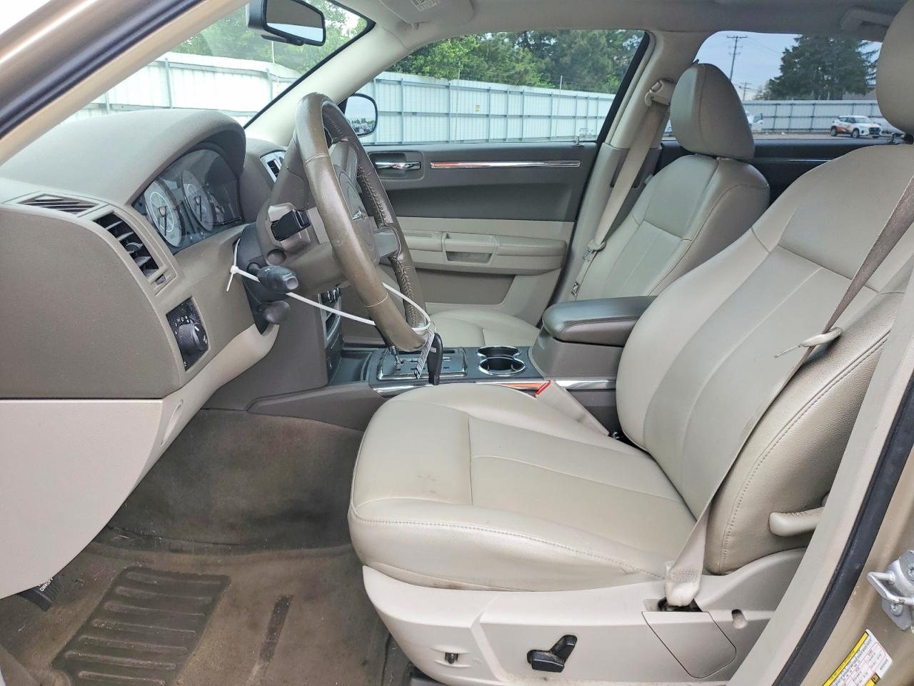 2009 Chrysler 300 Touring Tan vin: 2C3LA53V49H534548