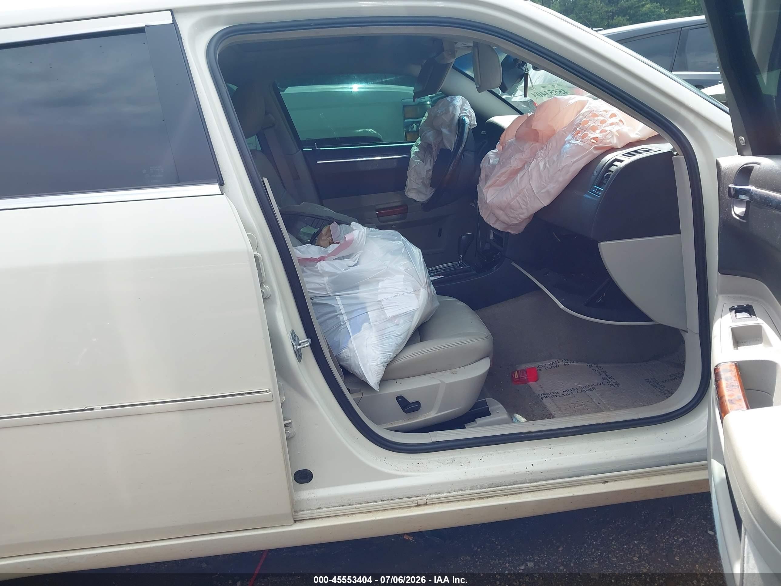 2007 Chrysler 300c   White vin: 2C3LA63H17H855072