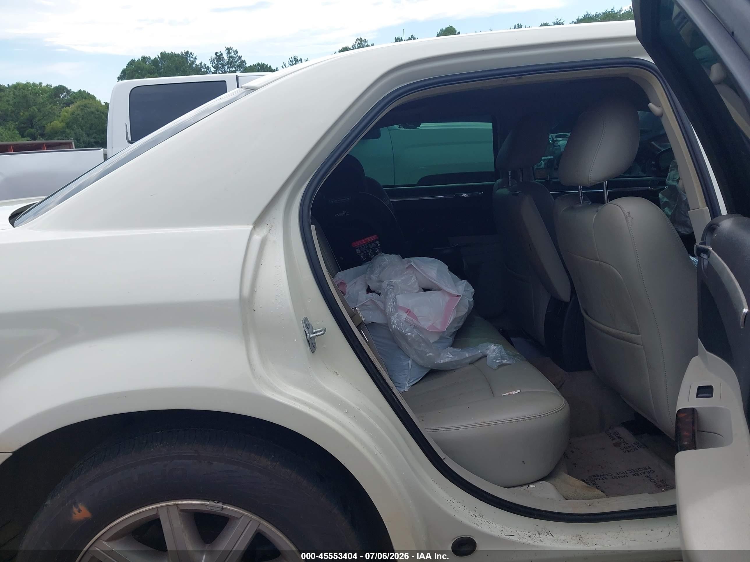2007 Chrysler 300c   White vin: 2C3LA63H17H855072